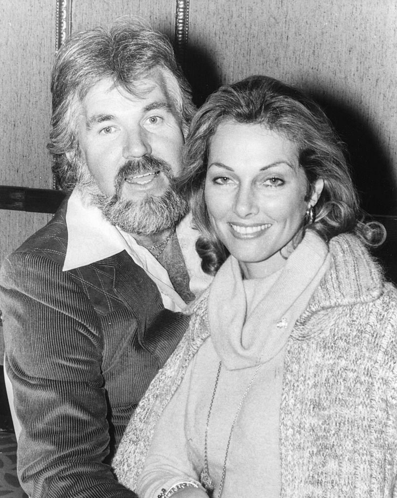 Kenny Rogers y su esposa, la actriz Marianne Gordon, el 7 de noviembre de 1977. | Foto: Getty Images