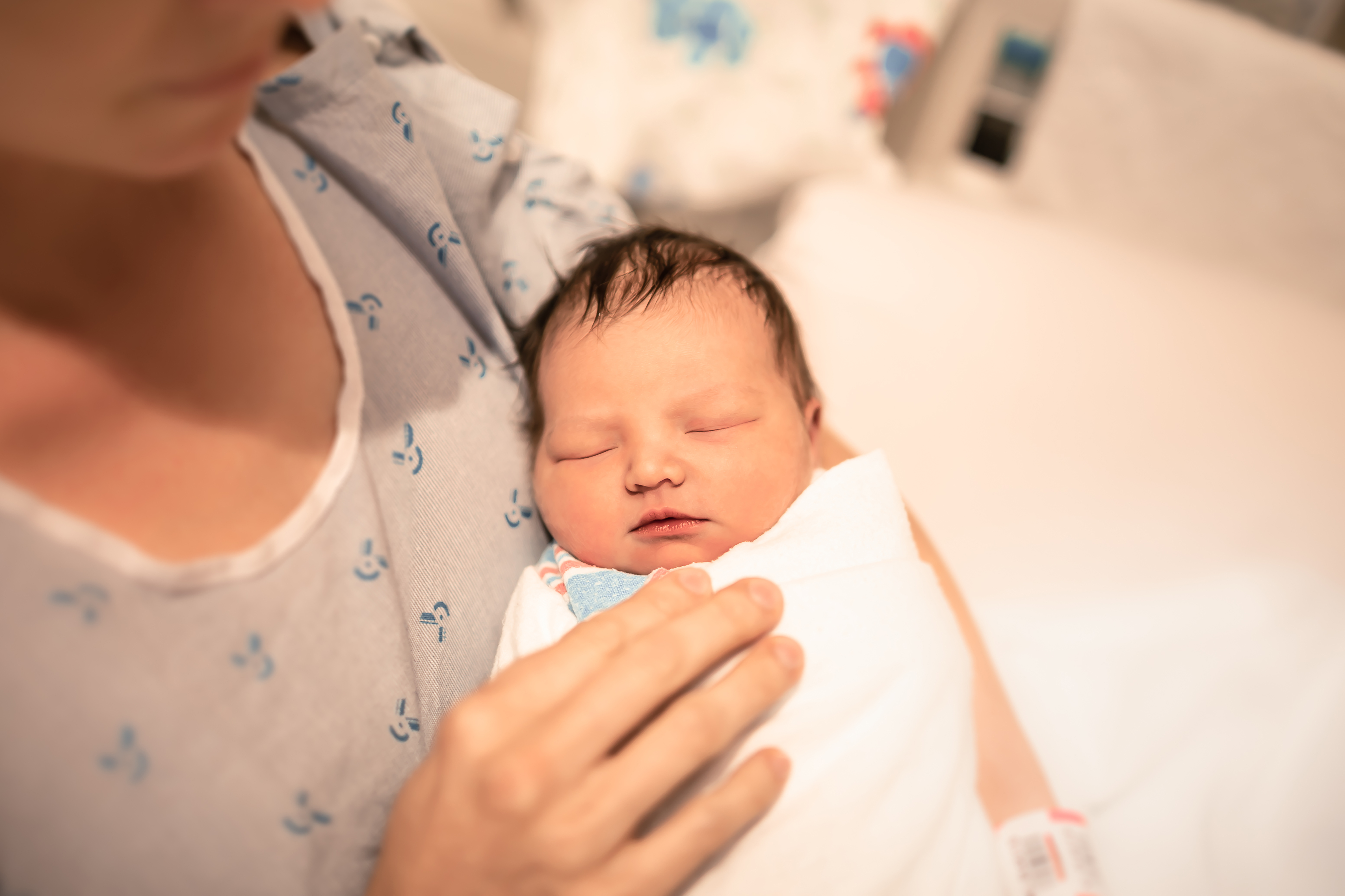 Una mujer con un recién nacido | Foto: Shutterstock