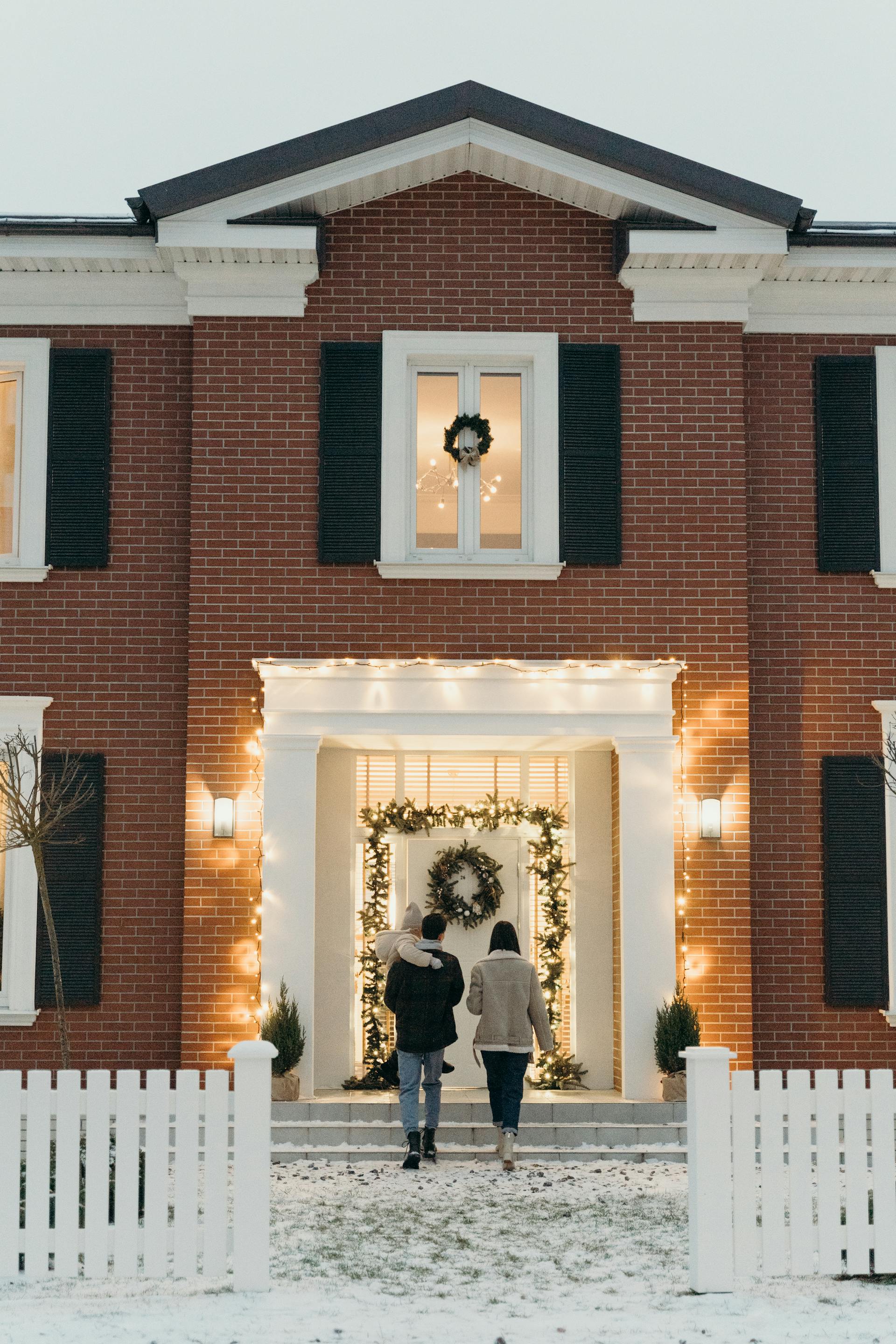 Invitados llegando para celebrar la Navidad | Fuente: Pexels