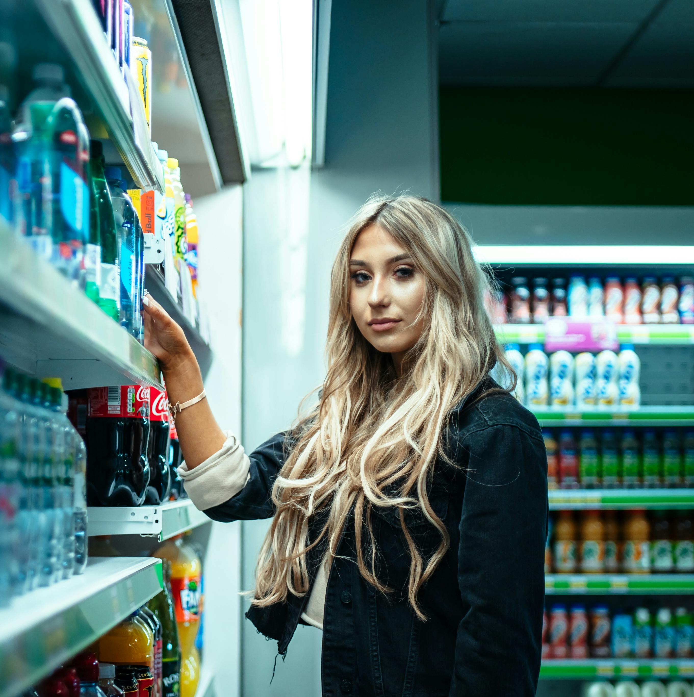 Una mujer junto a la estantería de una tienda | Fuente: Pexels