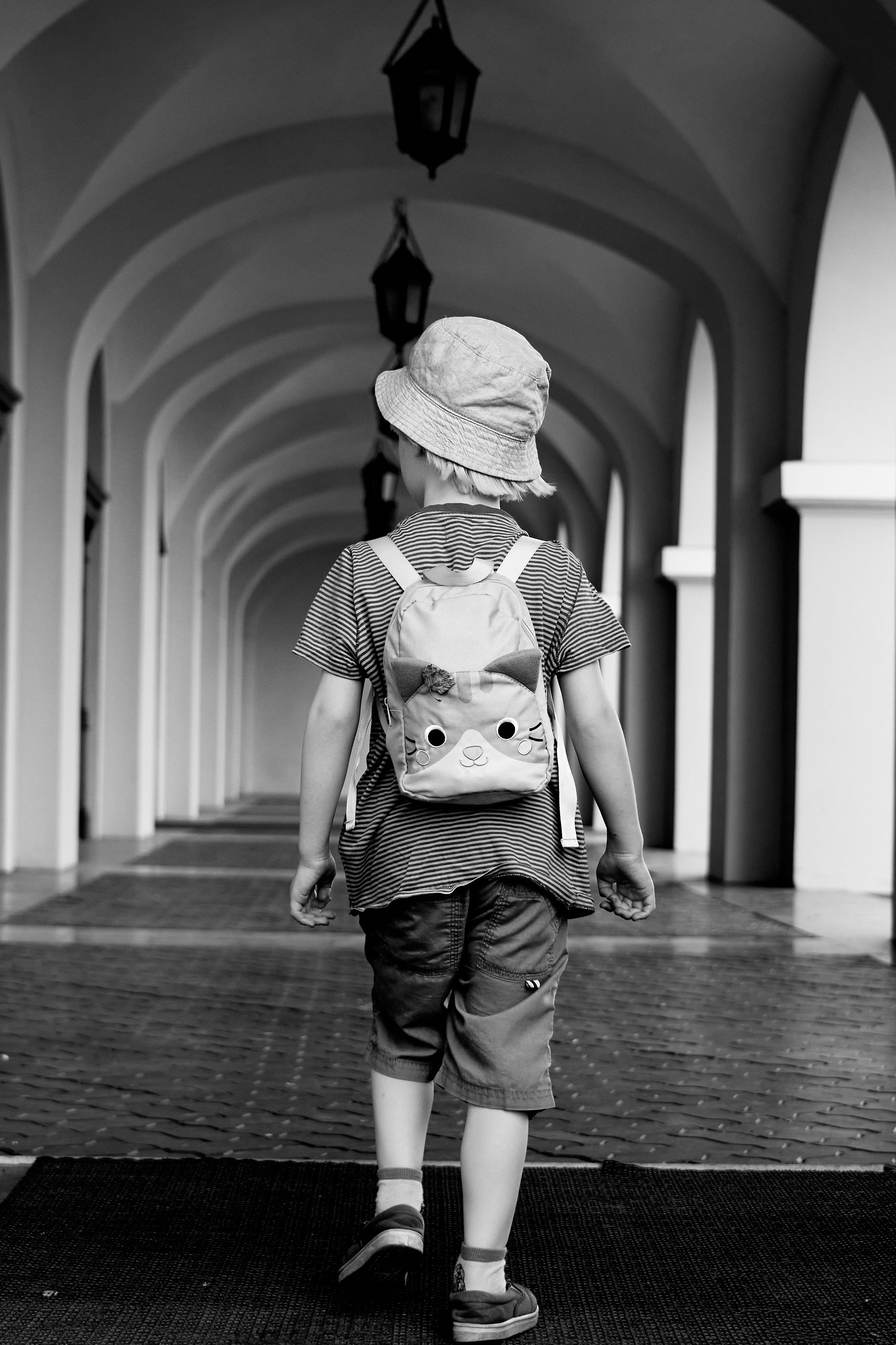 Un ragazzo che indossa uno zaino da scuola | Fonte: Unsplash