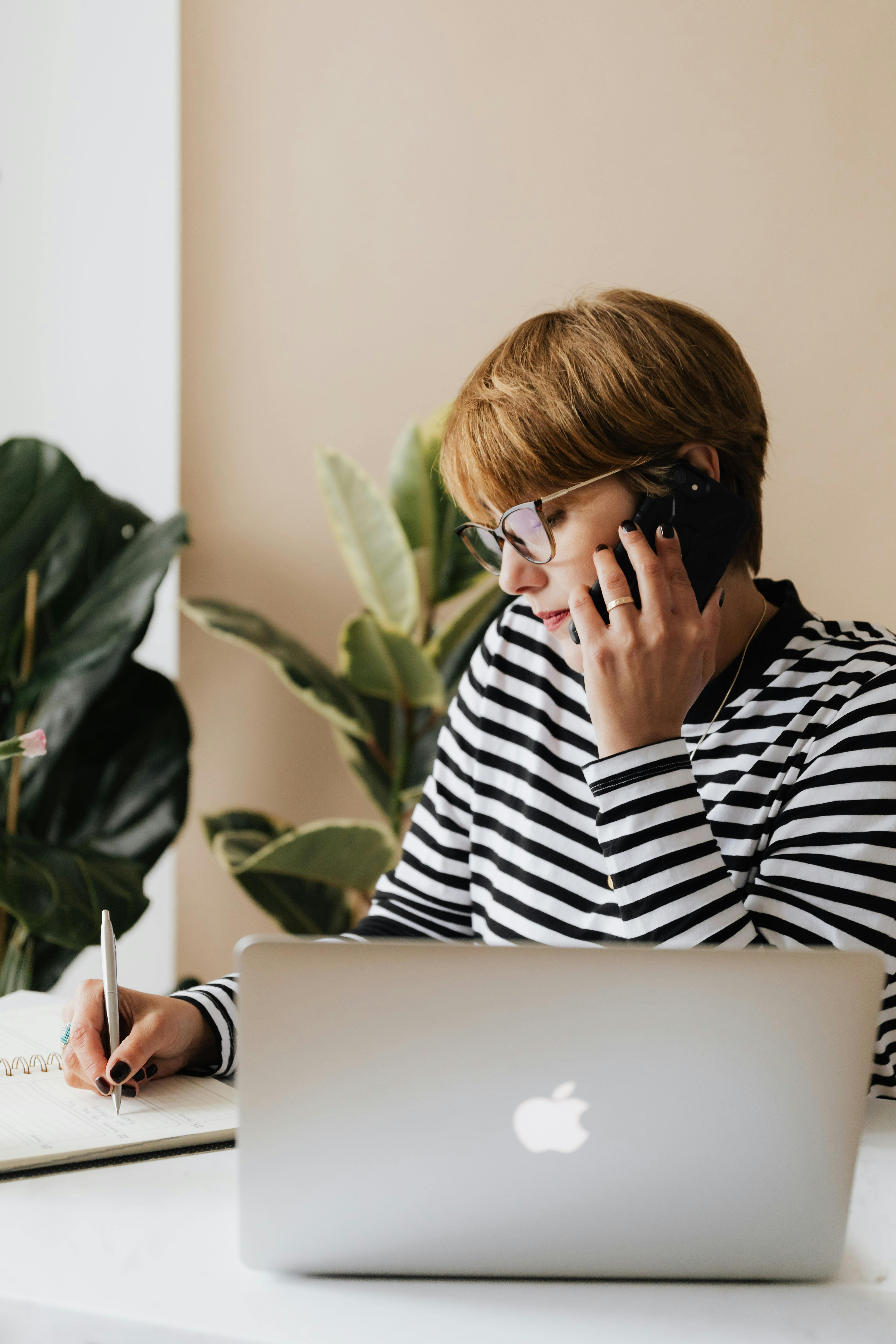 Una mujer hablando por teléfono | Fuente: Pexels