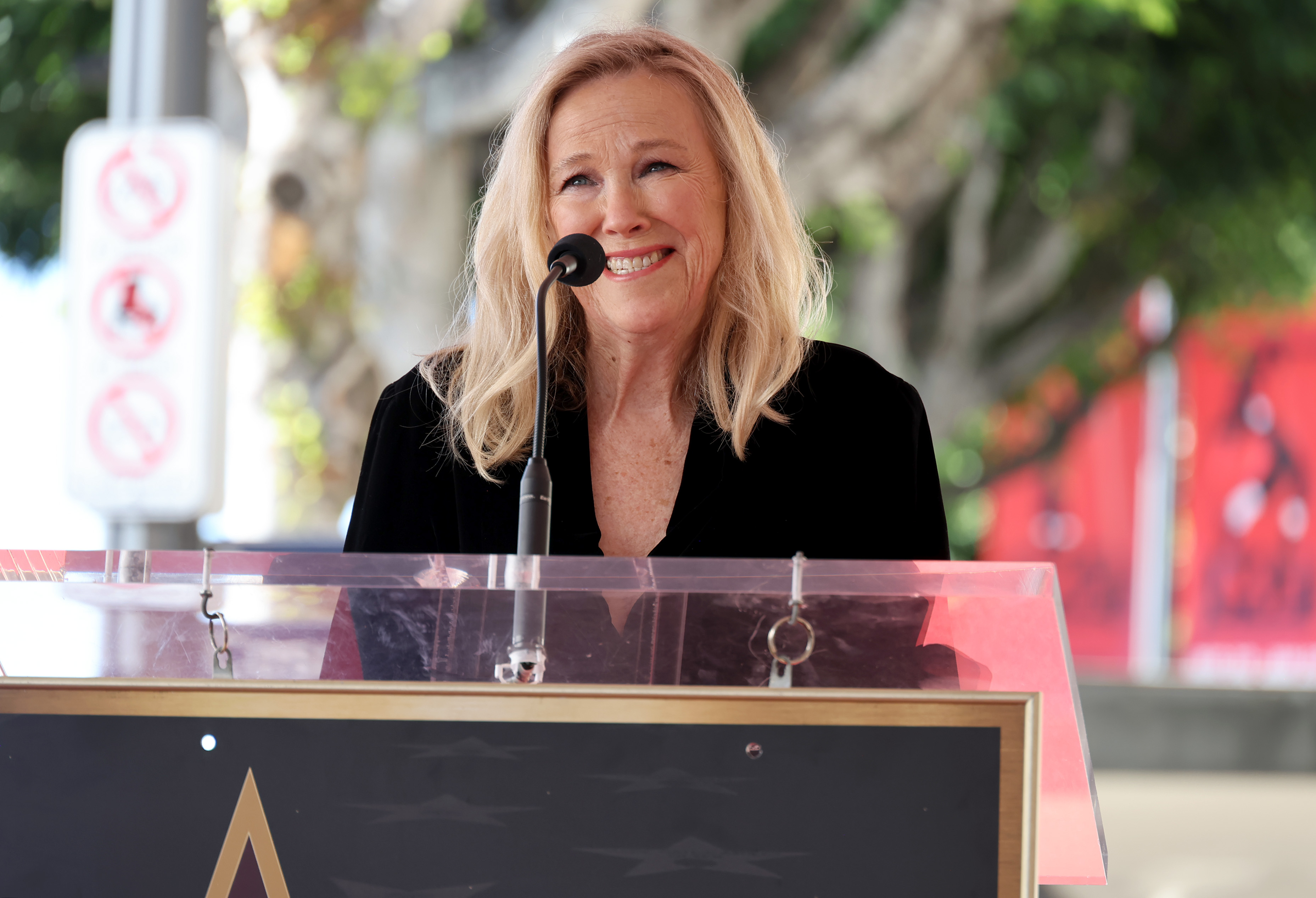Catherine O'Hara habla en el escenario durante la ceremonia de homenaje a Macaulay Culkin con una Estrella en el Paseo de la Fama de Hollywood | Fuente: Getty Images