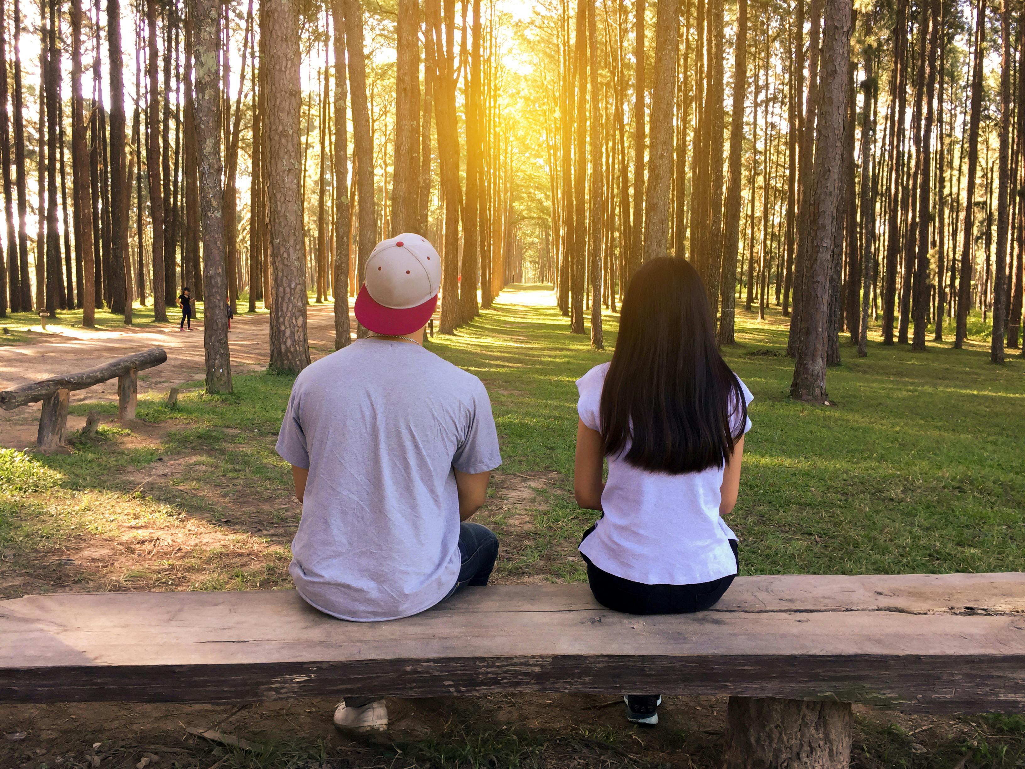 Una pareja sentada en un banco | Fuente: Pexels