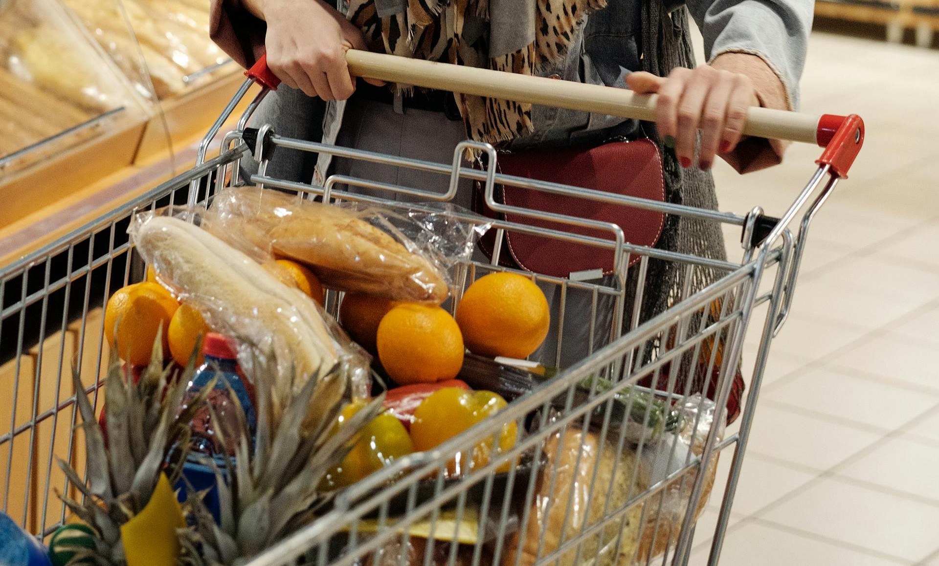 Comestibles en un carrito de la compra | Fuente: Pexels