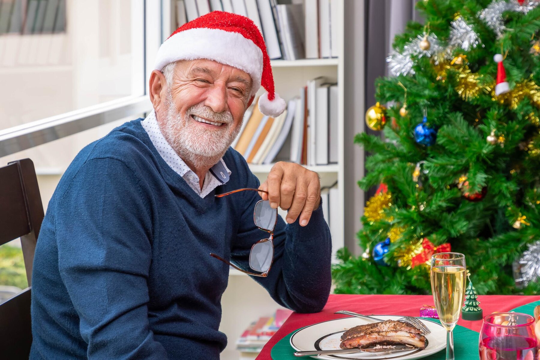 Hombre de mediana edad hablando durante una cena de Navidad | Fuente: Freepik