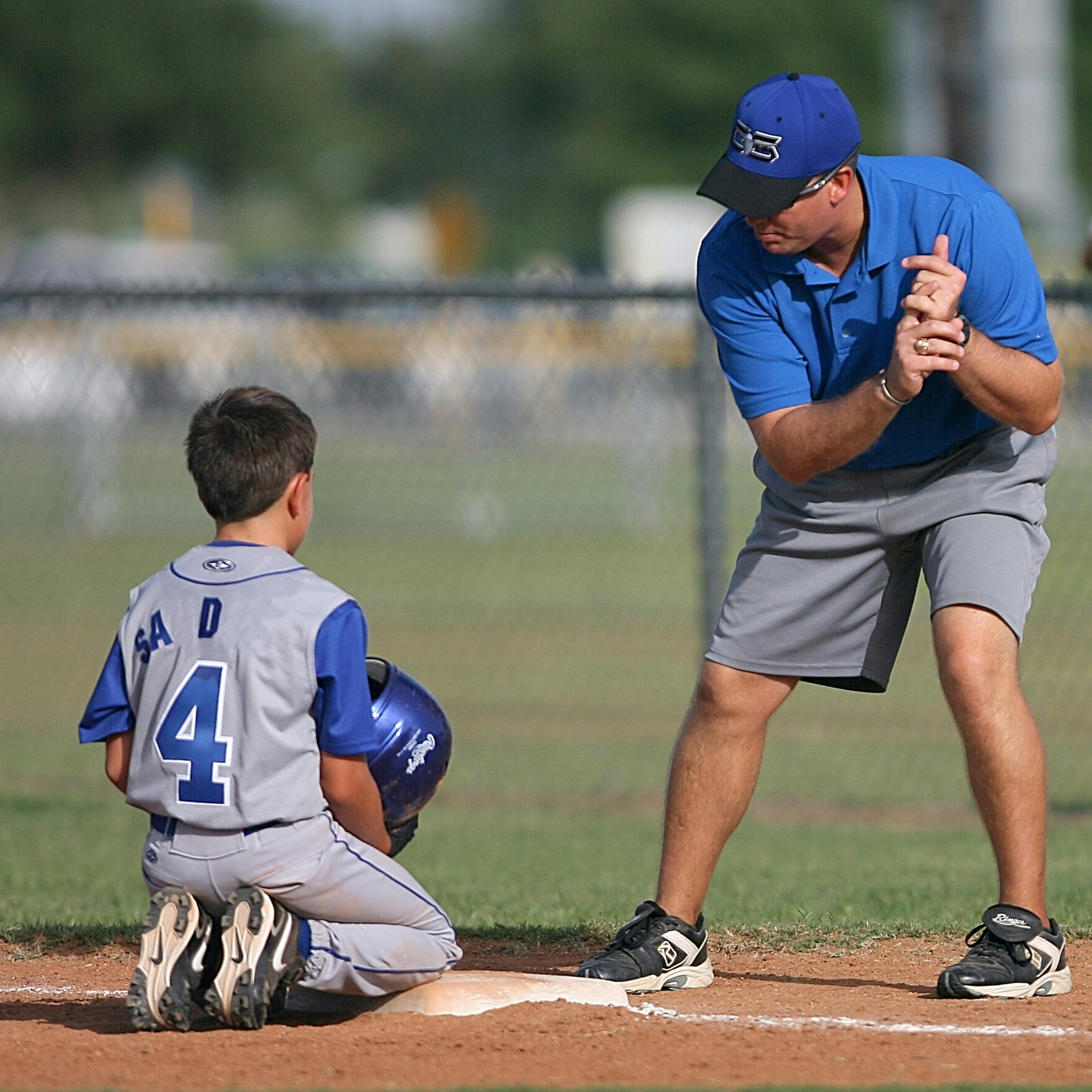 Un entrenador con un niño | Fuente: Pexels