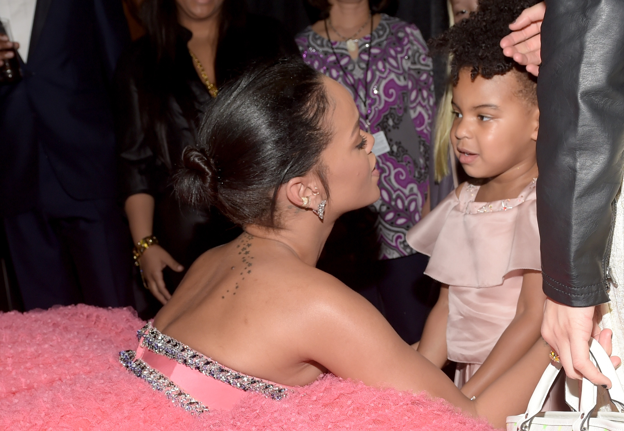 Rihanna y Blue Ivy Carter asisten a la 57ª edición de los Premios Grammy el 8 de febrero de 2015, en Los Ángeles, California. | Fuente: Getty Images