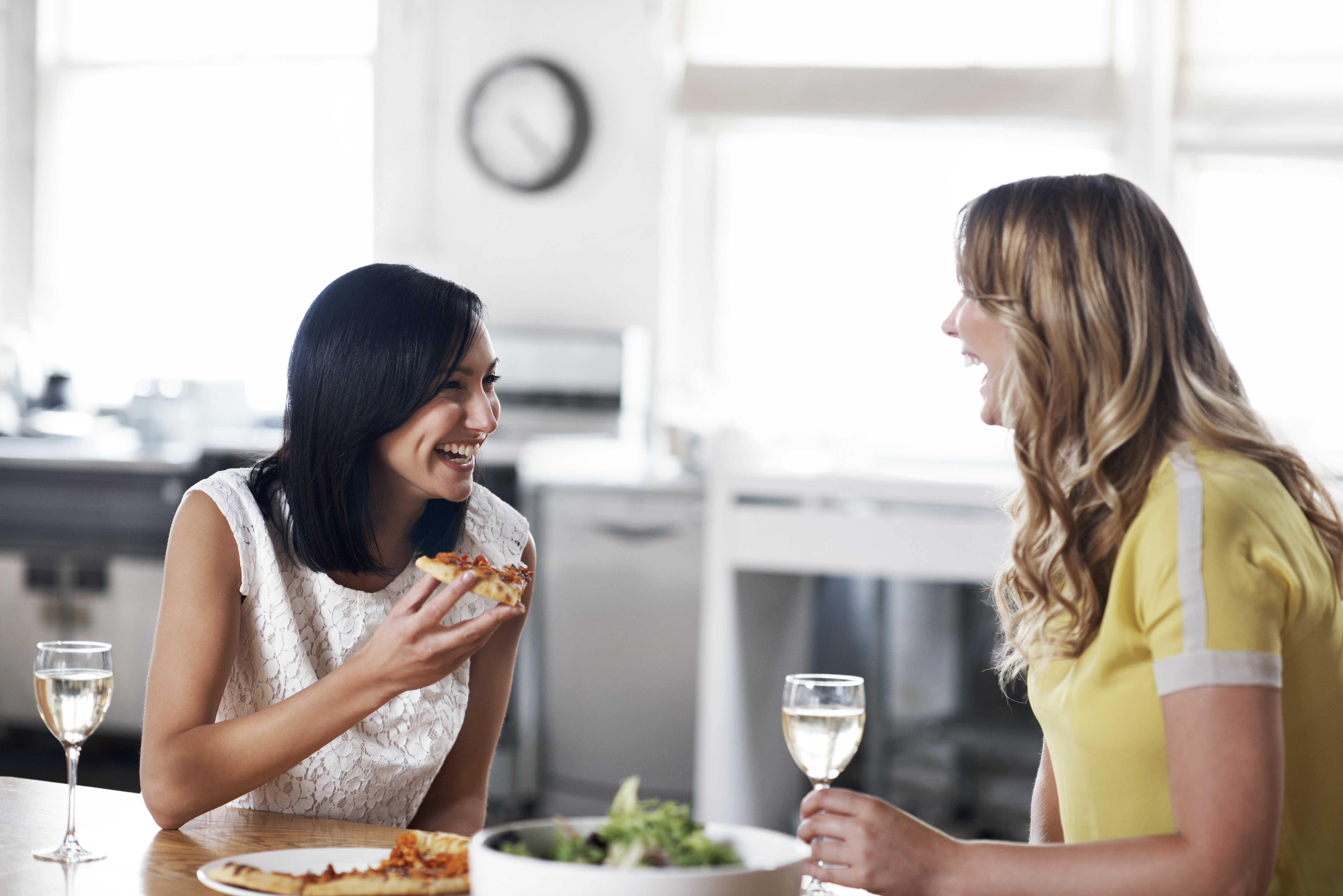 Mujeres cenando juntas | Foto: Getty Images