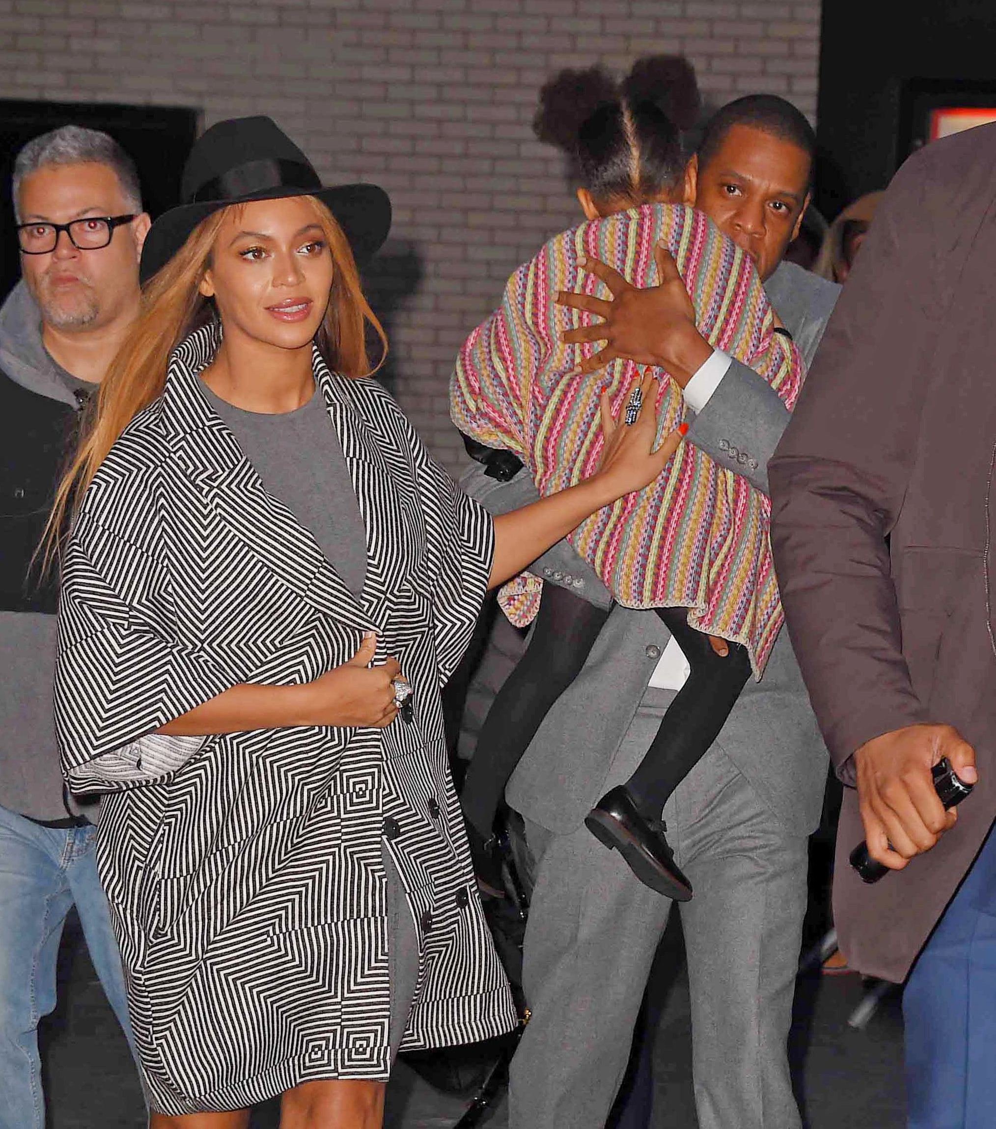 Beyonce Knowles, Jay-Z y Blue Ivy Carter en Nueva York el 7 de diciembre de 2014 | Fuente: Getty Images