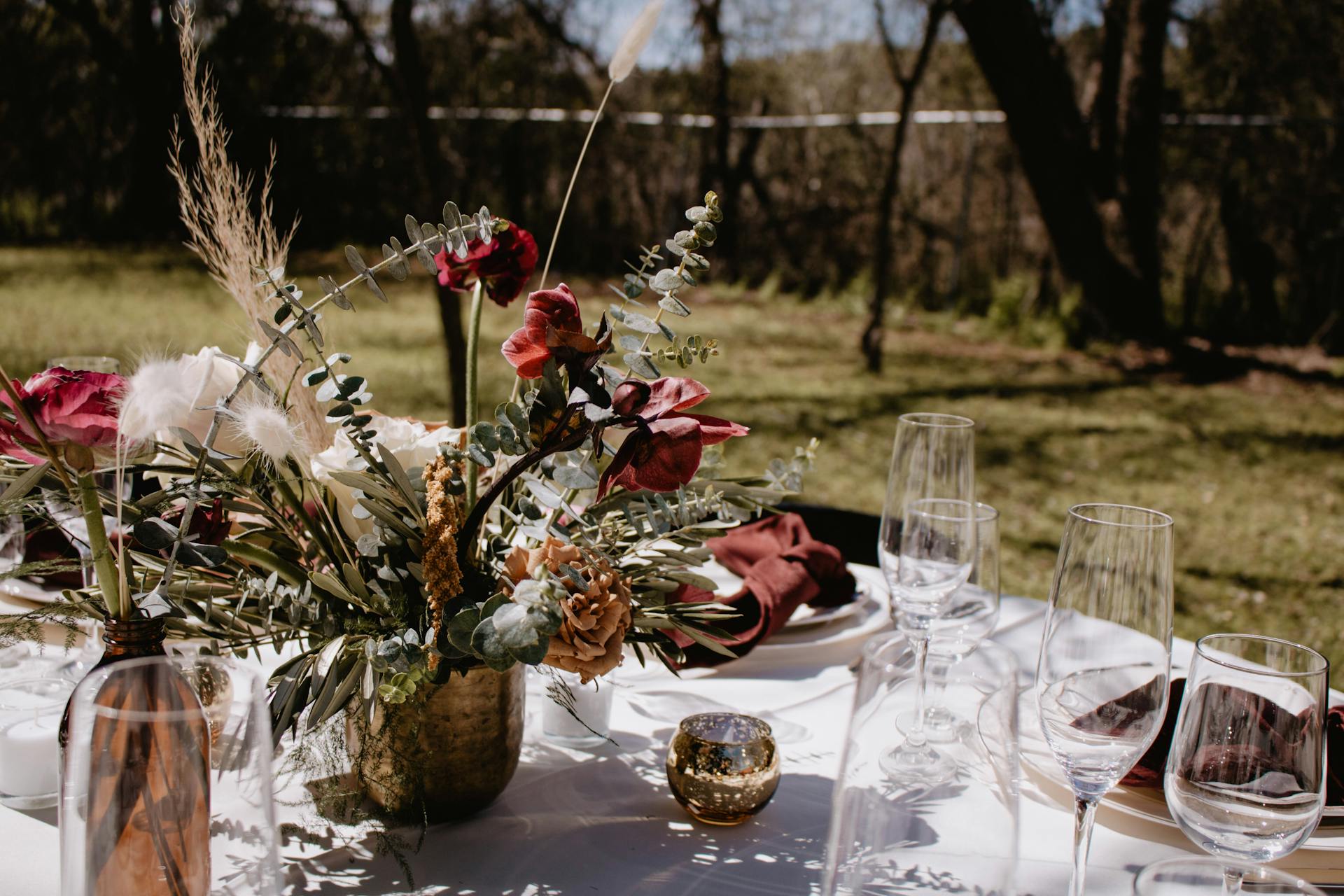 Mesas decoradas para un banquete de boda | Fuente: Pexels