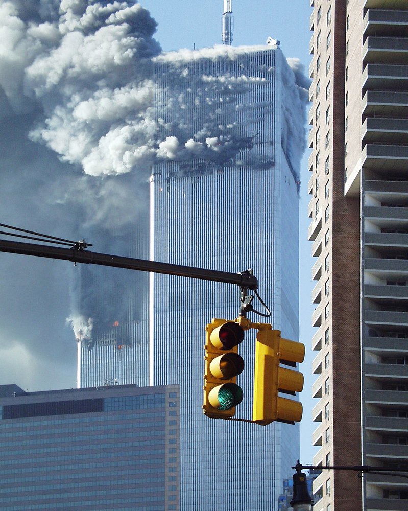 El 11 de septiembre de 2001, en Nueva York, las nubes de humo de las Torres Gemelas se debieron a los daños causados por el impacto de los aviones. | Fuente: Shutterstock