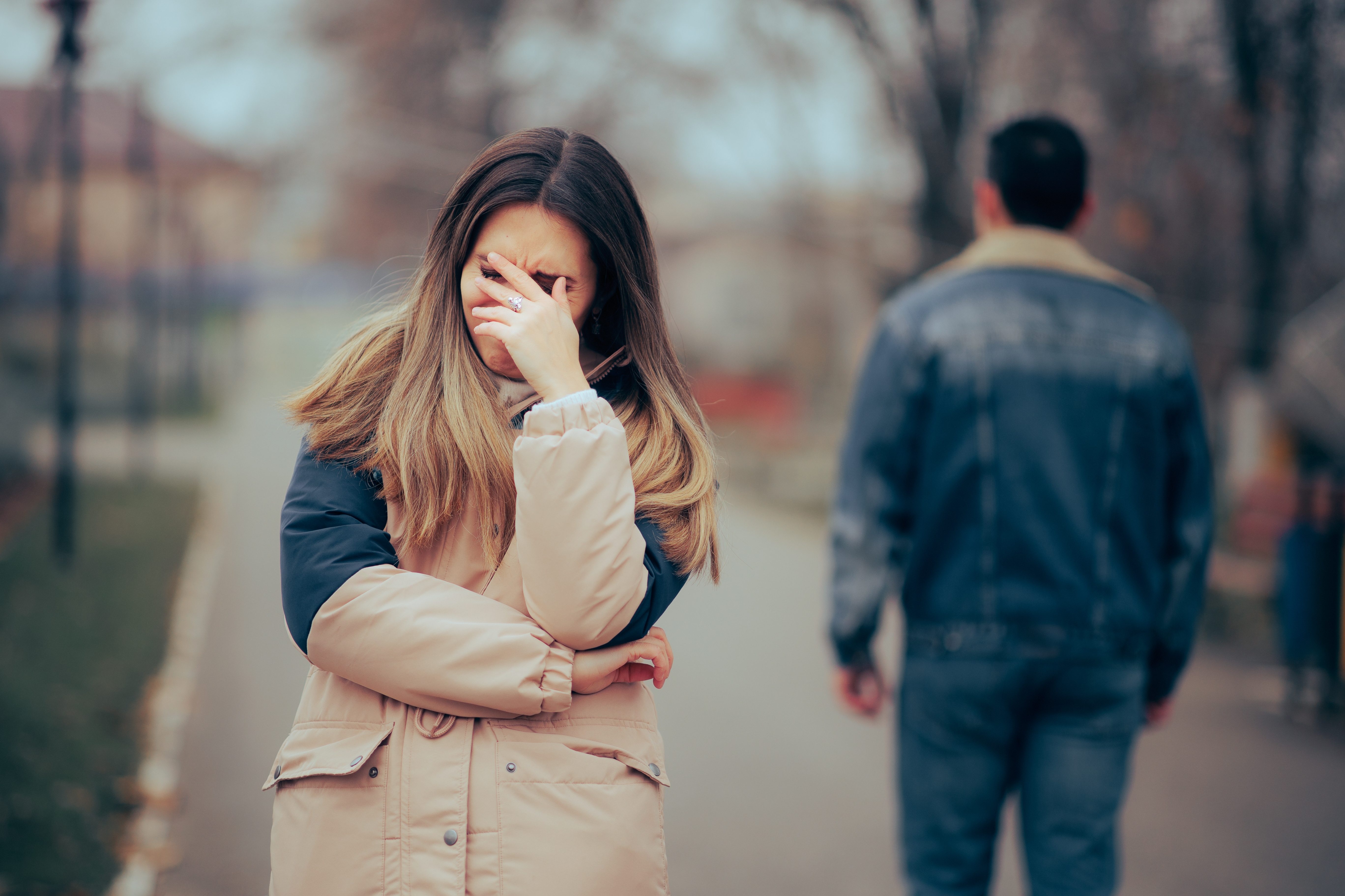 Una mujer disgustada tras una ruptura dolorosa | Fuente: Shutterstock