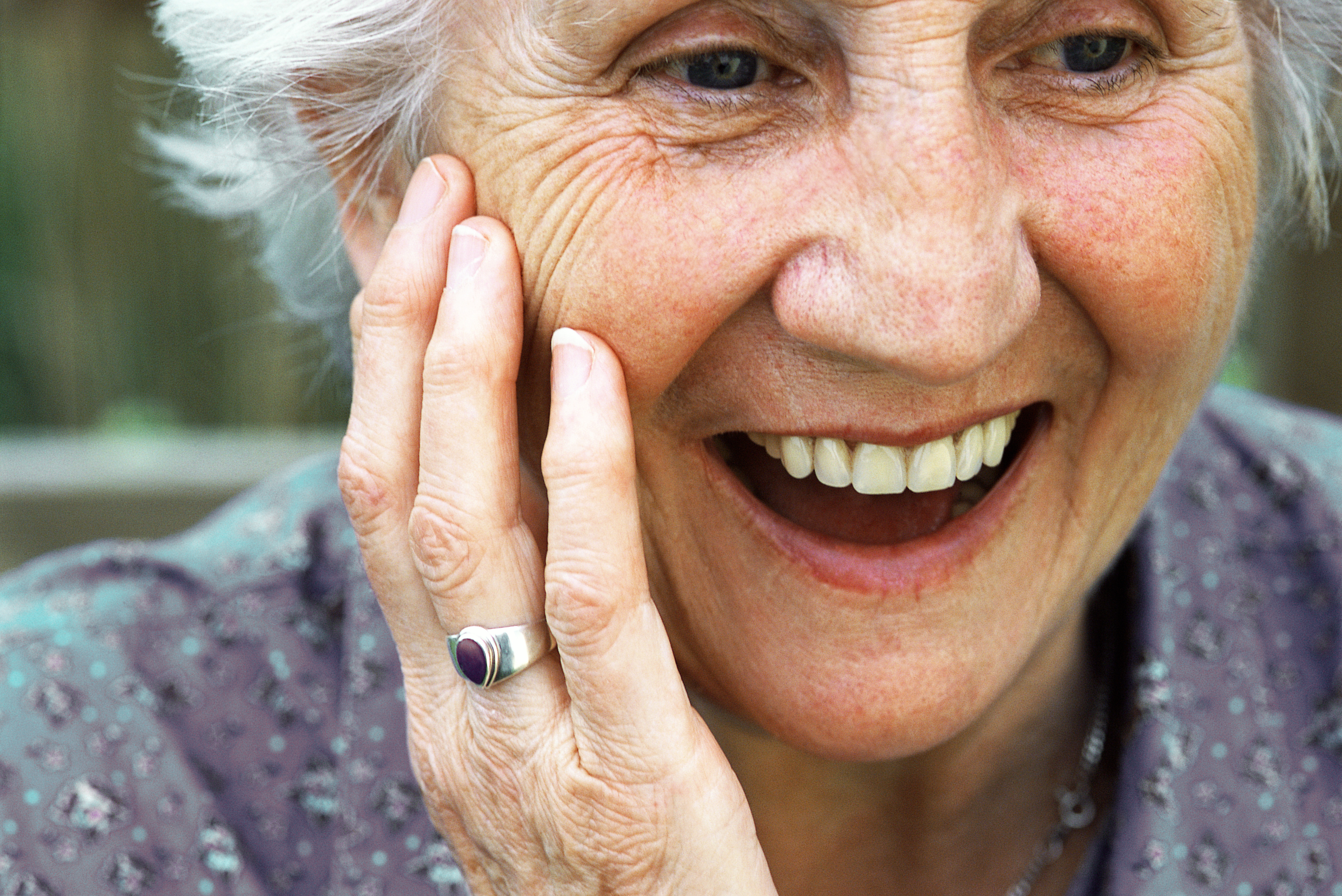 Mujer mayor sonriente | Foto: Getty Images