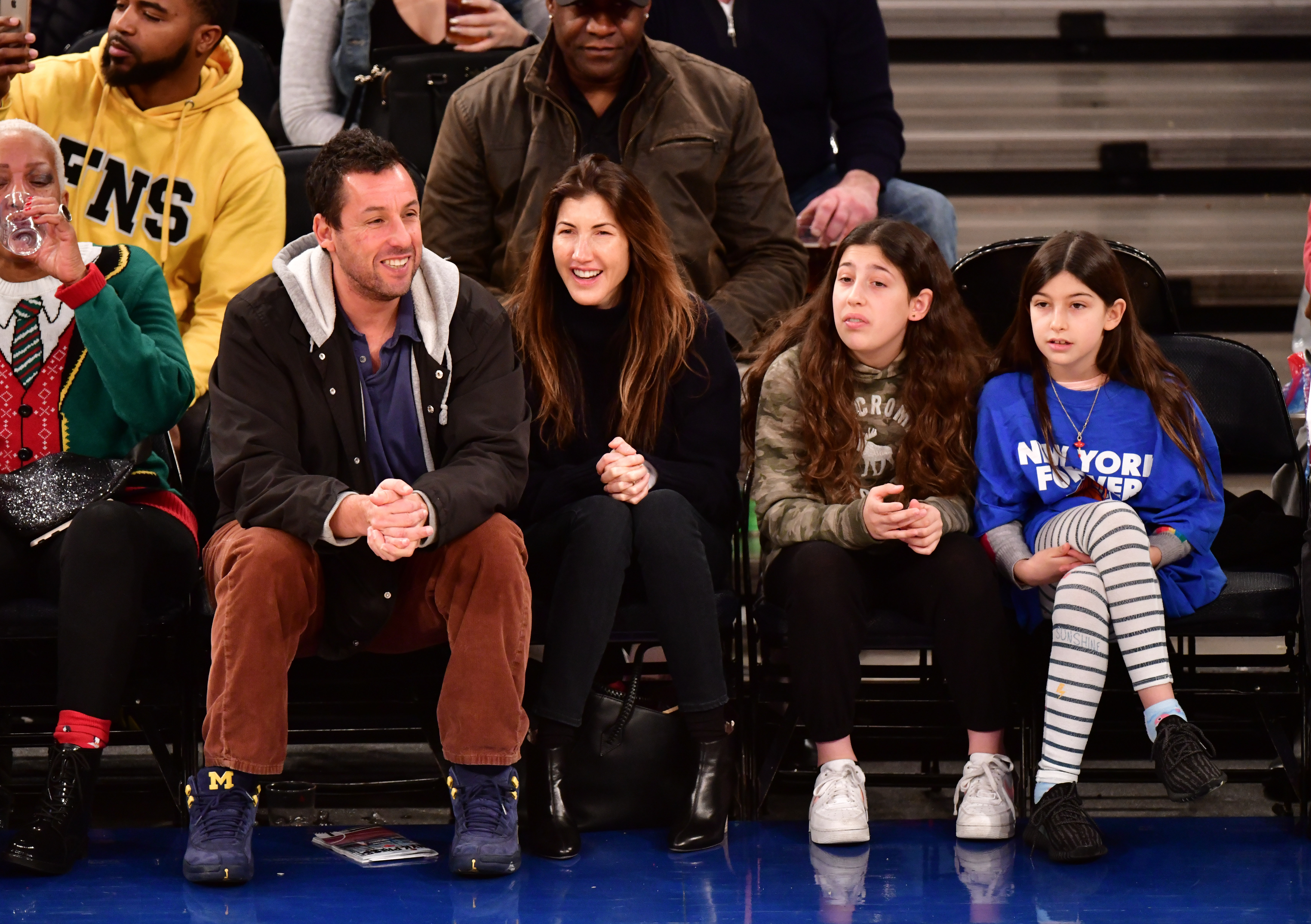 Adam, Jackie, Sadie y Sunny Sandler en el partido de los Milwaukee Bucks contra los New York Knicks en Nueva York el 25 de diciembre de 2018 | Fuente: Getty Images