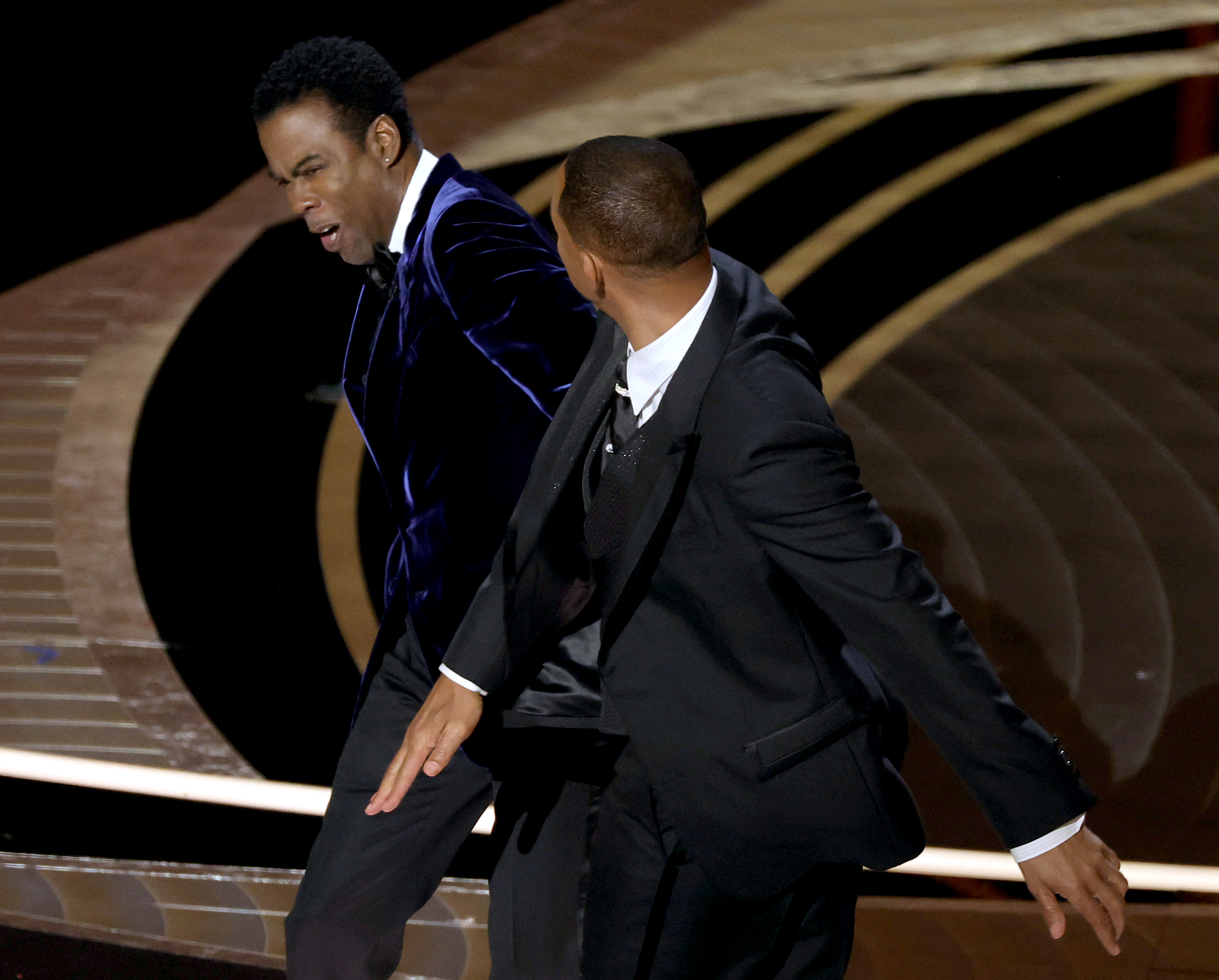 Will Smith parece abofetear a Chris Rock en el escenario durante la 94 edición de los Premios de la Academia en el Dolby Theatre el 27 de marzo de 2022, en Hollywood, California | Fuente: Getty Images