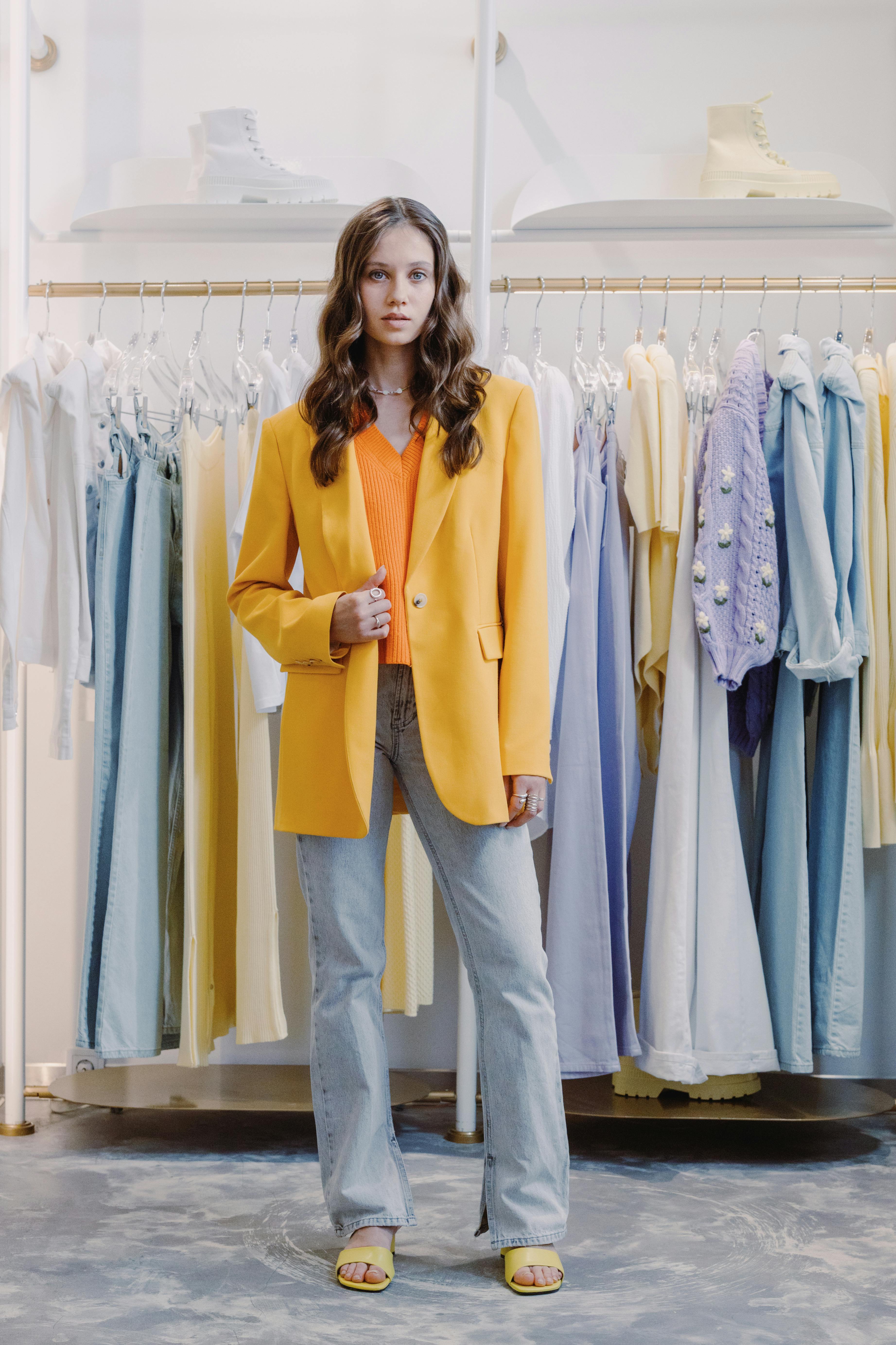 Una mujer disfrazada y posando en una tienda | Fuente: Pexels