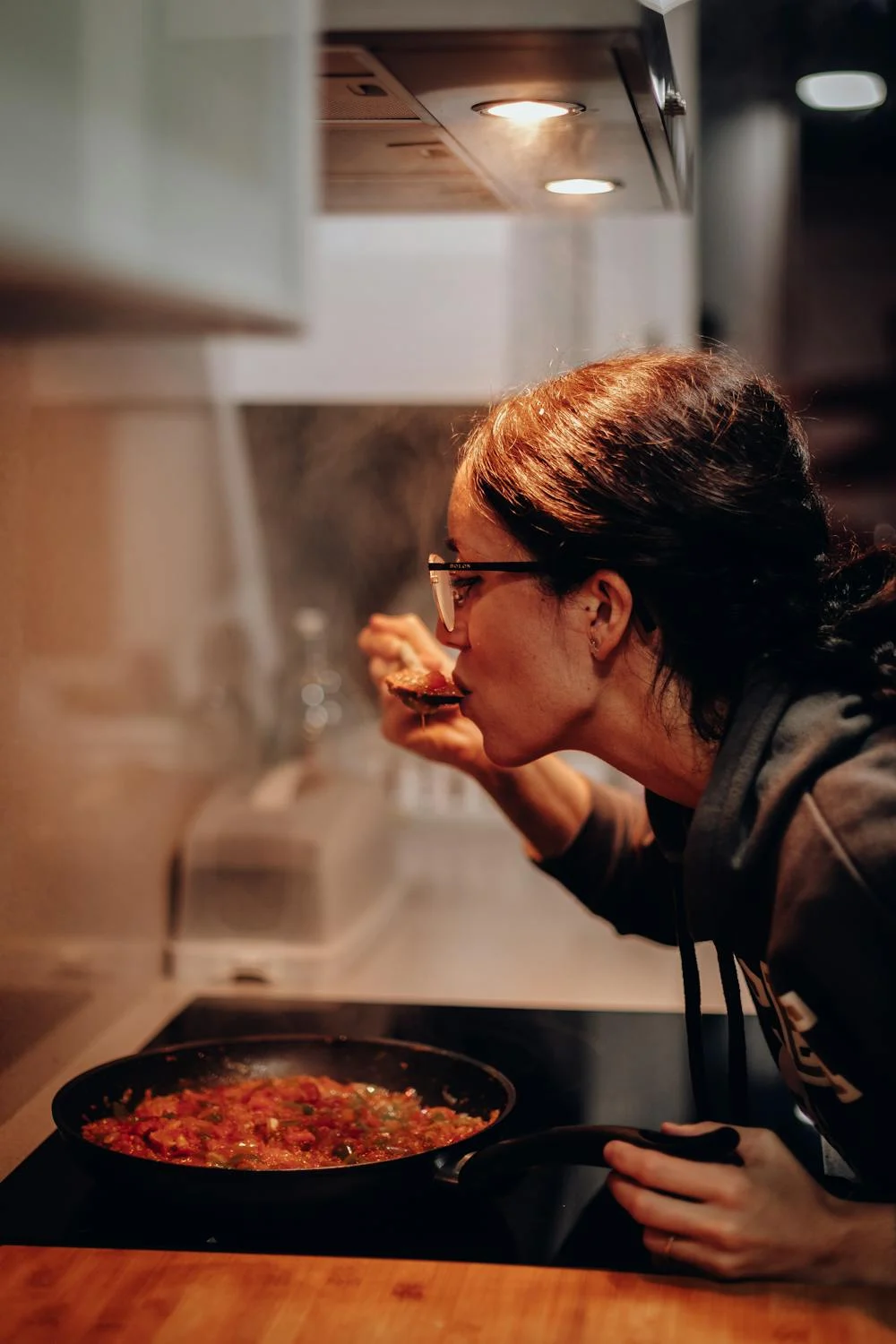 Una mujer degustando su plato | Fuente: Pexels