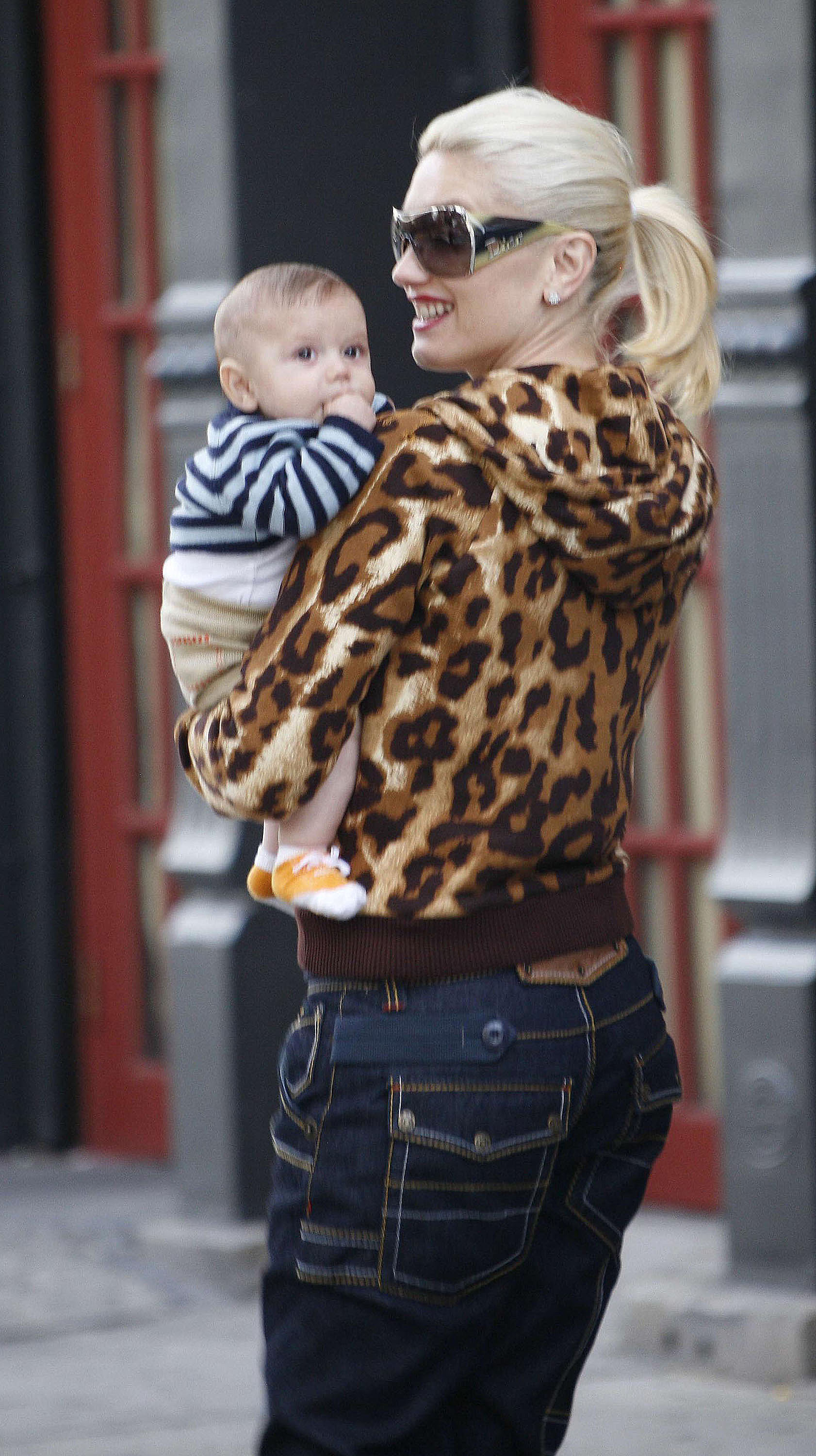 Gwen Stefani vista con su hijo Kingston Rossdale en Nueva York el 11 de septiembre de 2006 | Fuente: Getty Images