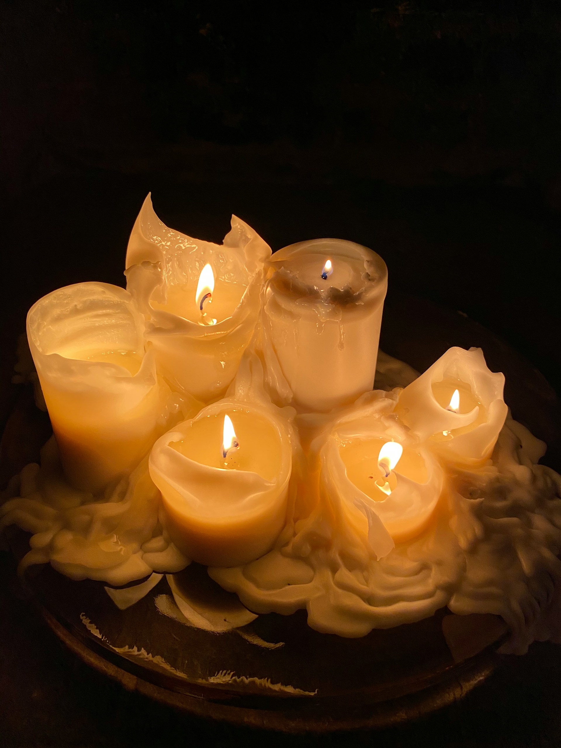 Una colección de velas derretidas | Fuente: Unsplash