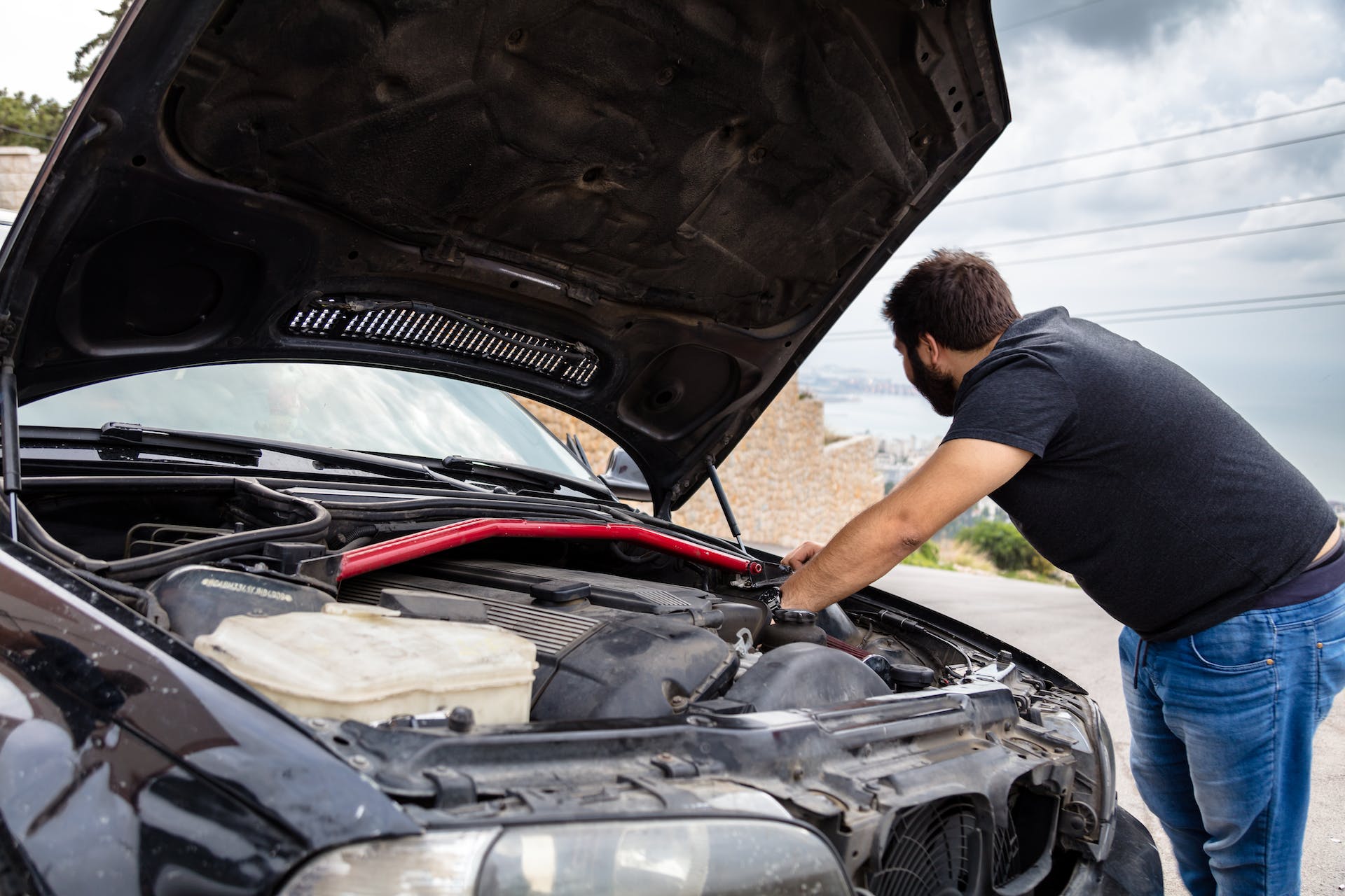 Un hombre inspeccionando el motor de un Automóvil | Fuente: Pexels