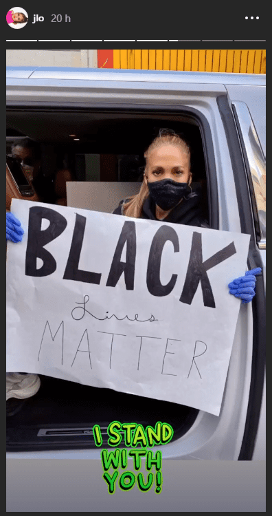 Jennifer López sosteniendo un cartel de "Black Lives Matter". │Foto: Instagram / jlo