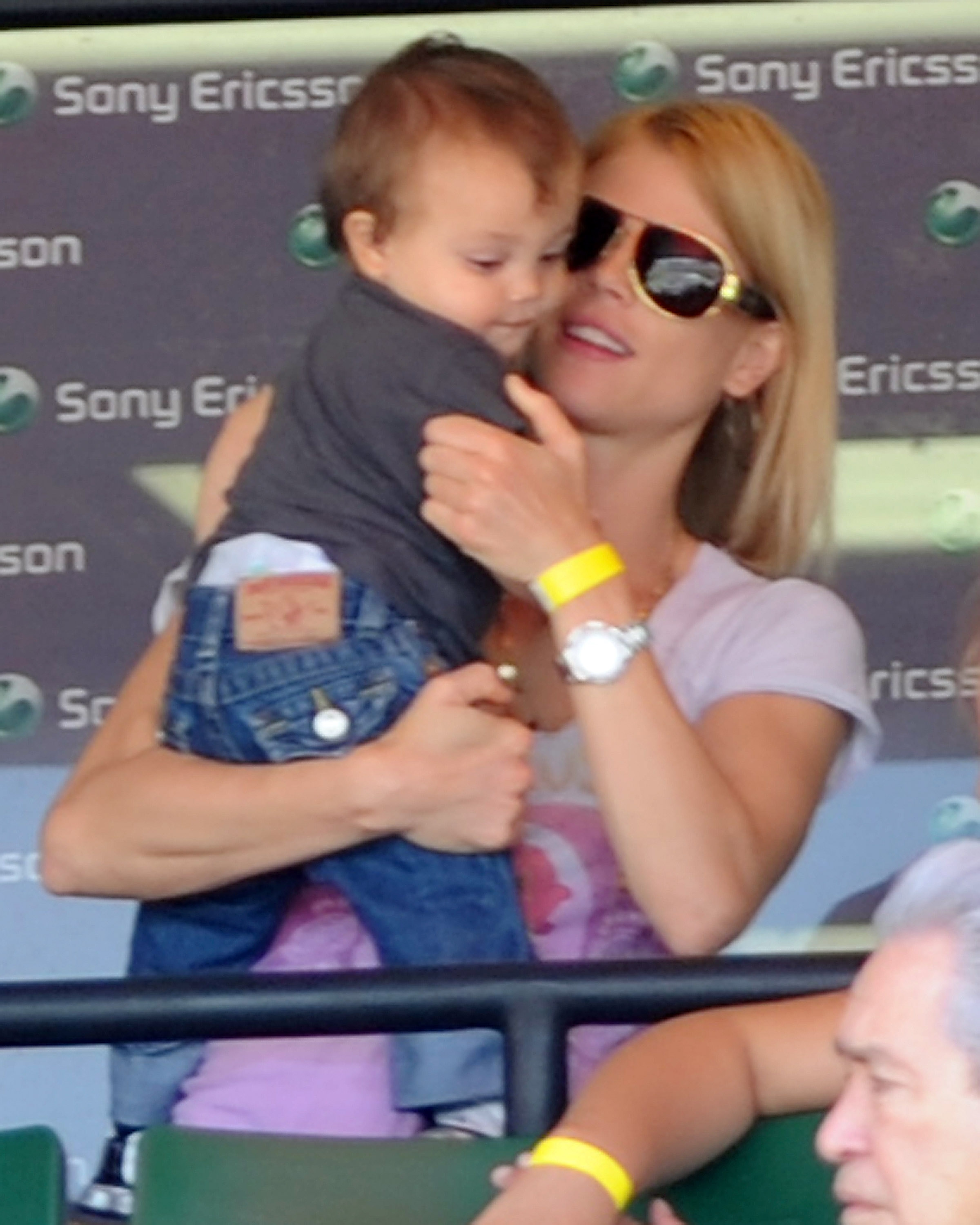 Elin Nordegren y su hijo Charlie aparecen en el Sony Ericsson Open el 2 de abril de 2010 en Key Biscayne, Florida | Fuente: Getty Images