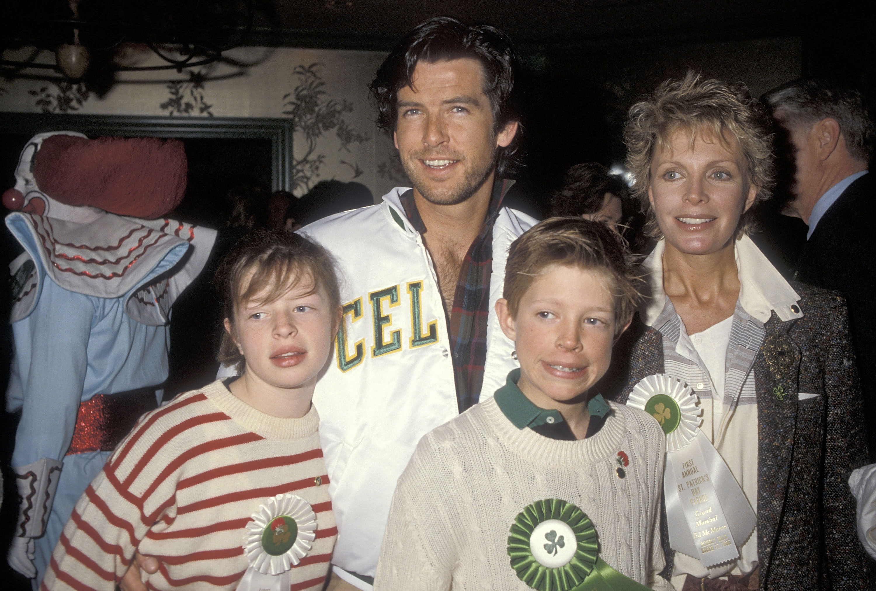 Pierce Brosnan, Cassandra Harris, Charlotte Brosnan y Christopher Brosnan en el Primer Almuerzo Anual de Celebridades del Desfile del Día de San Patricio de Beverly Hills, el 17 de marzo de 1985, en Beverly Hills, California | Fuente: Getty Images