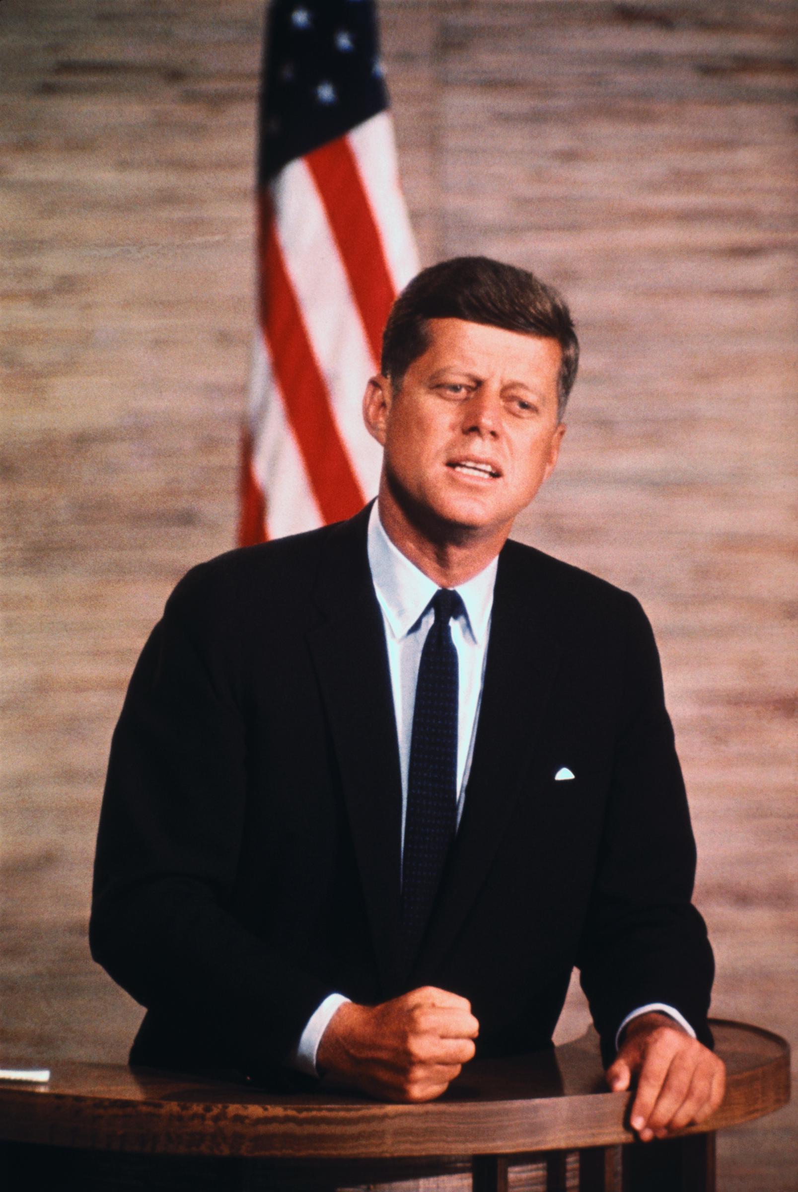 El difunto presidente John F. Kennedy hablando en un podio el 1 de octubre de 1960. | Fuente: Getty Images