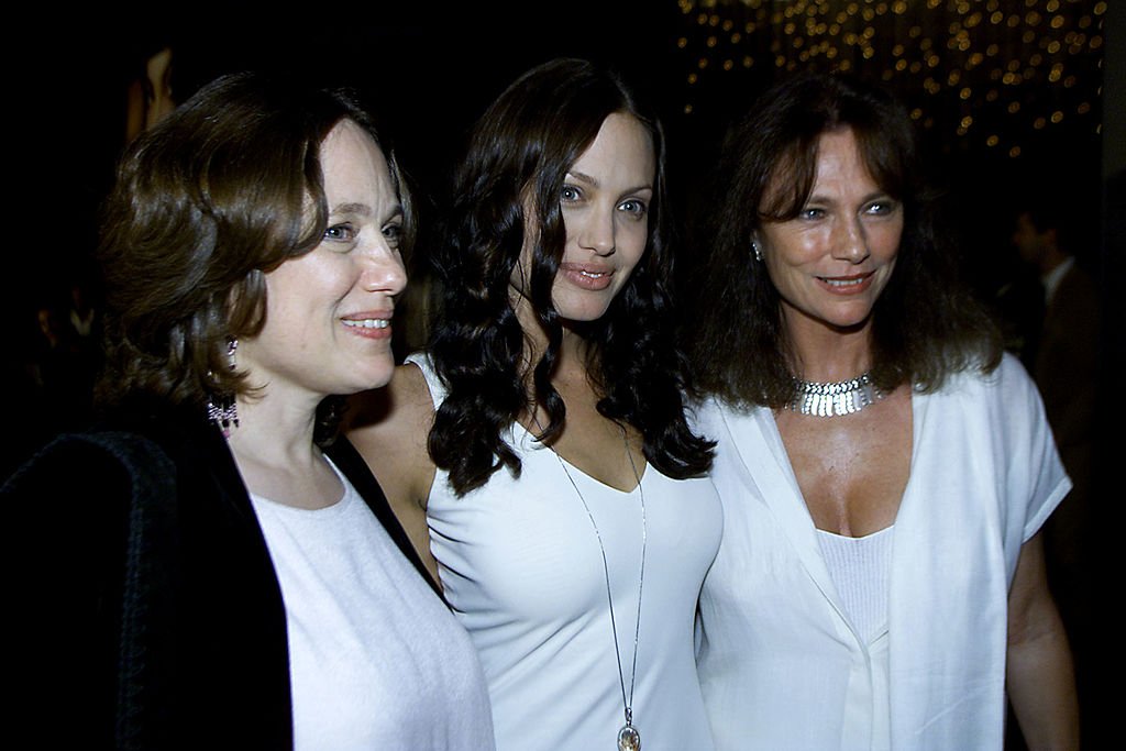 Angelina Jolie, Marcheline Bertrand y Jacqueline Bisset en el estreno de 'Original Sin', el 31 de julio de 2001 en Los Angeles, California. | Foto: Getty Images