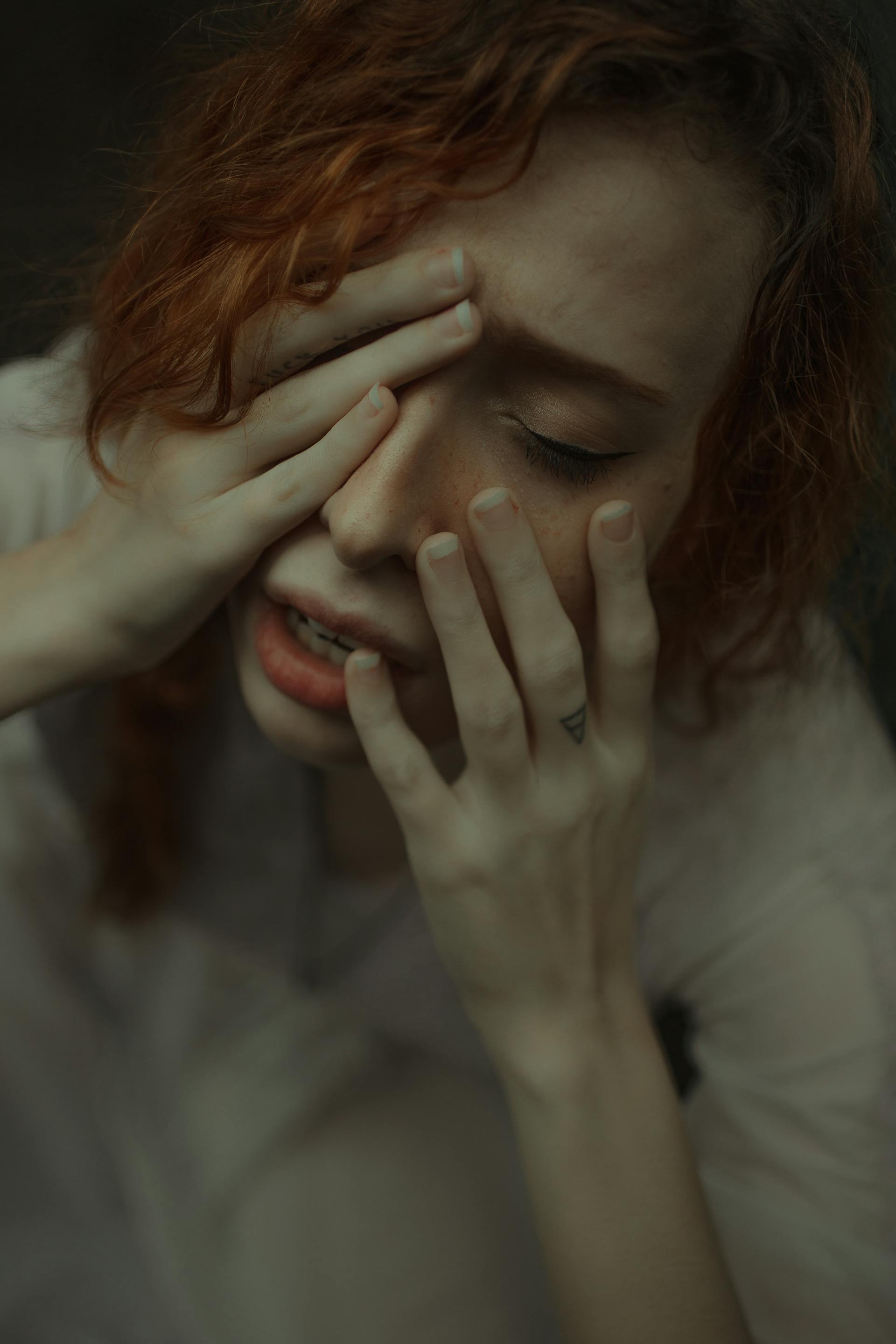 Una mujer angustiada | Fuente: Pexels