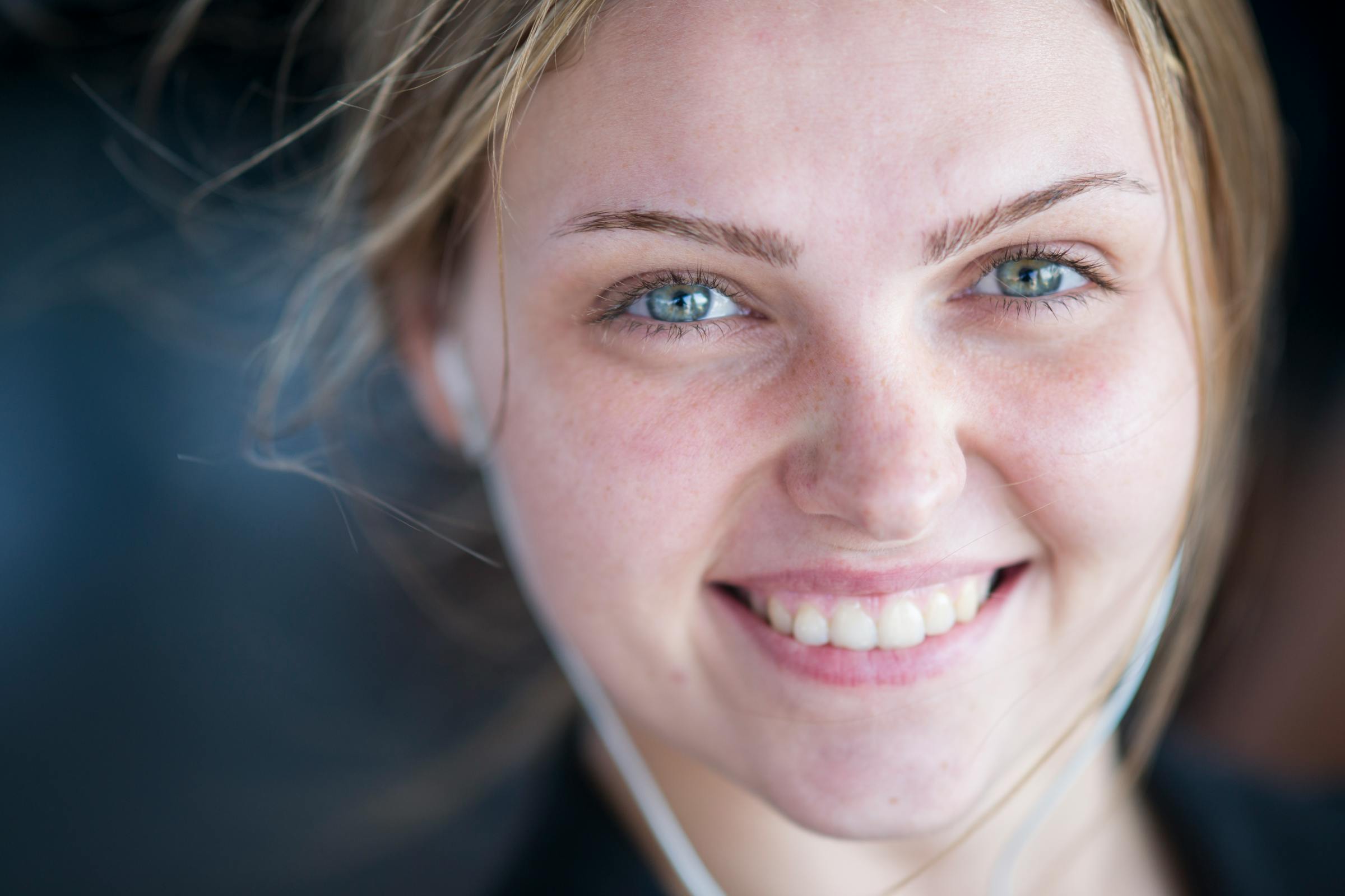 Una mujer rubia sonriendo | Fuente: Pexels