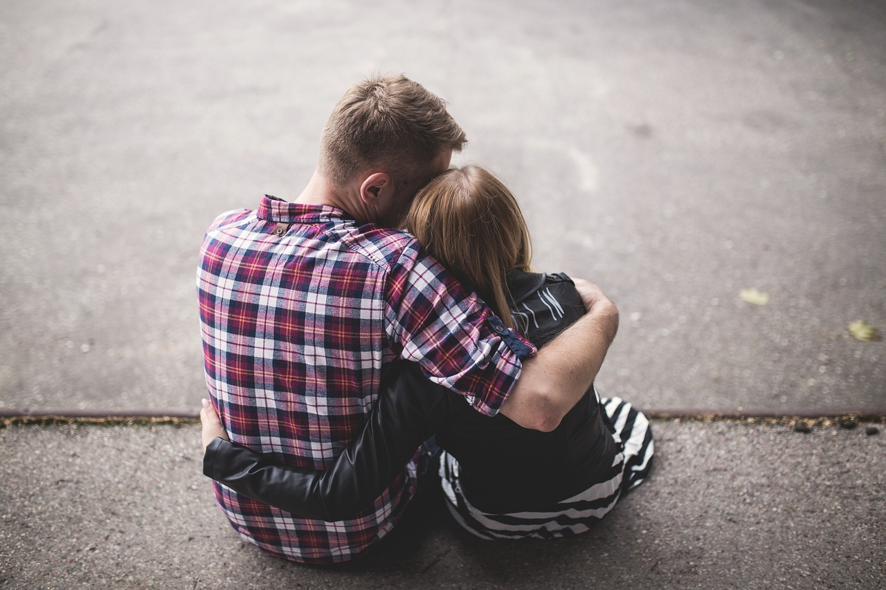 Hombre abrazando a una joven | Foto: Pexels