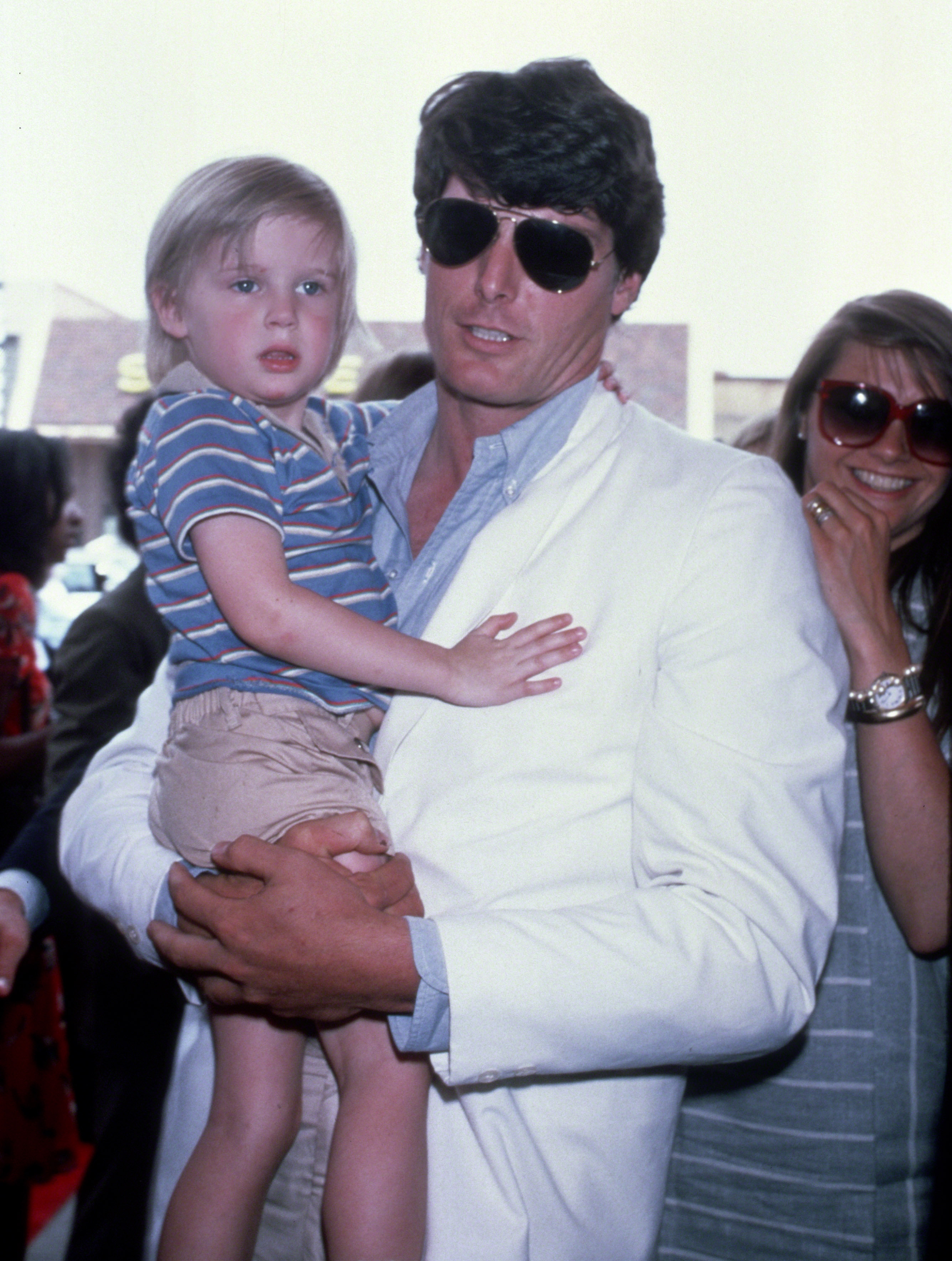 Christopher Reeve con su hijo Matthew y Gae Exton hacia 1983 en Nueva York | Foto: Getty Images