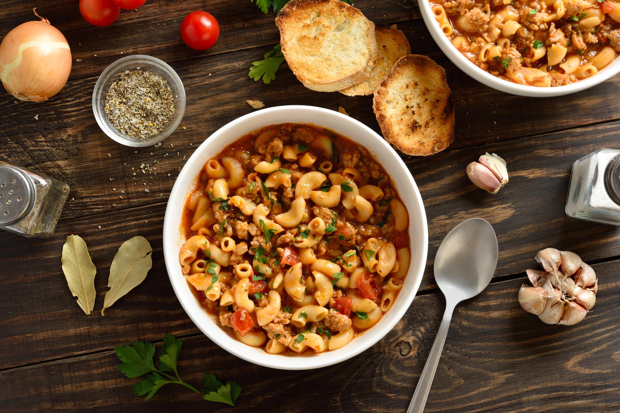 El "American chop", ese plato casero tan reconfortante que Goldie Hawn solía preparar para su hijo Wyatt Russell, lleva macarrones, carne molida y tomates. A Wyatt le gustaba tanto este plato favorito de su infancia que más tarde se lo preparó a su propio hijo. | Fuente: Getty Images.