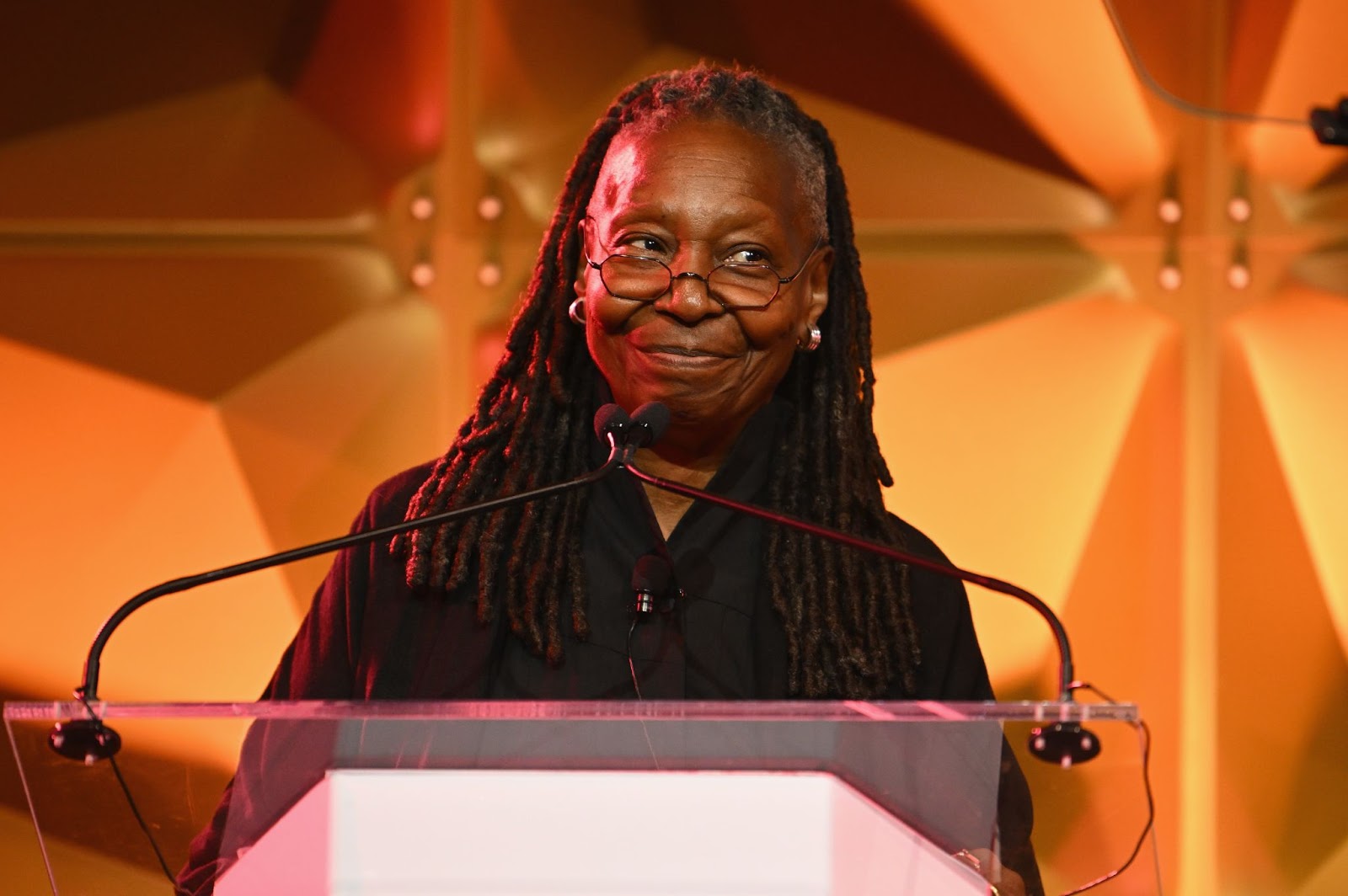 Whoopi Goldberg en el escenario durante la Gala Rostros de Esperanza de la Iniciativa Whitaker para la Paz y el Desarrollo, el 27 de septiembre de 2024, en Nueva York. | Fuente: Getty Images