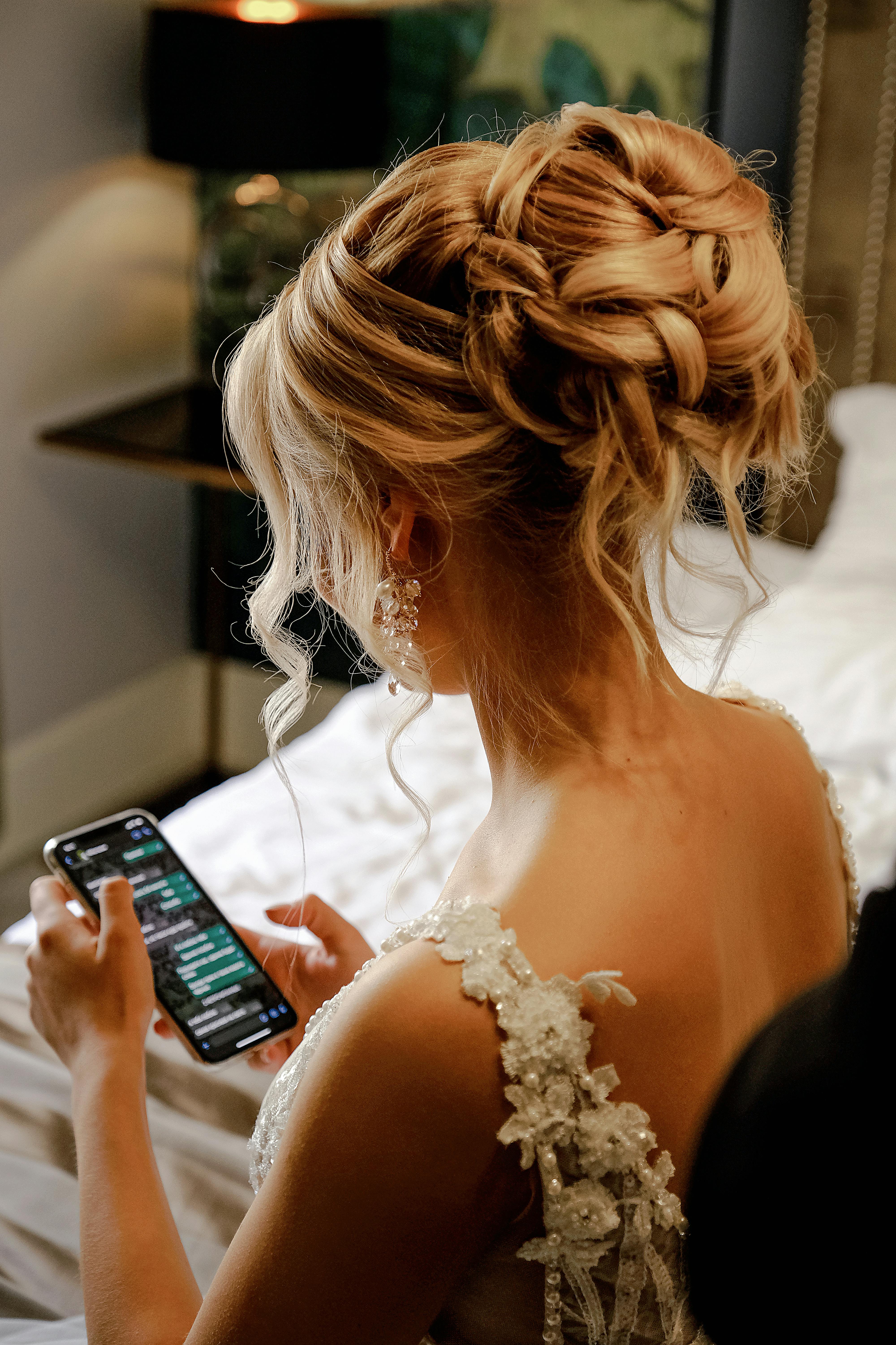 Una novia usando su teléfono | Fuente: Pexels