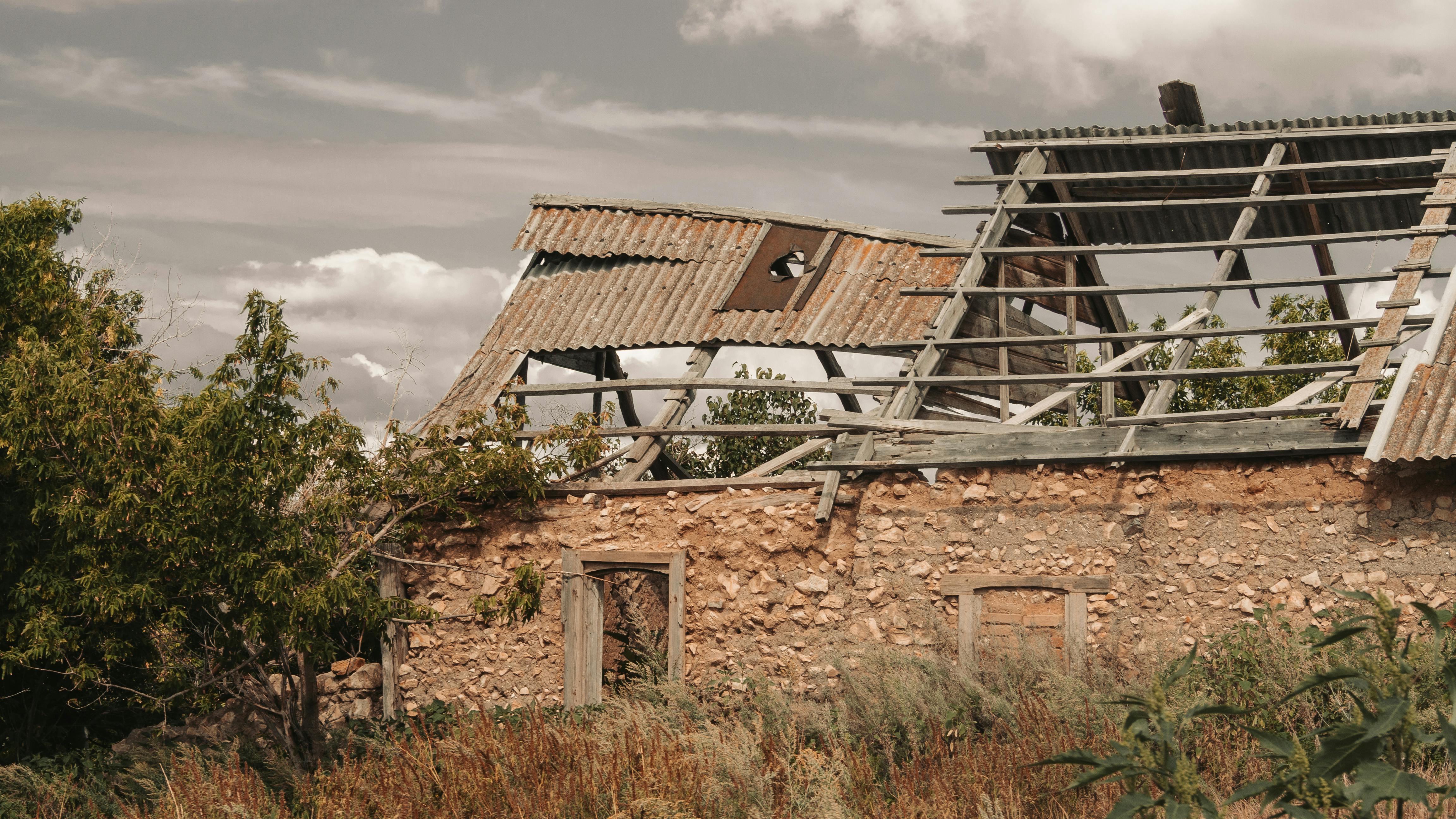 Una casa derrumbada | Fuente: Pexels