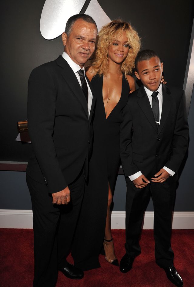 Ronald Fenty, la cantante Rihanna y Rajad Fenty llegan a la 54ª edición de los premios GRAMMY en el Staples Center el 12 de febrero de 2012 en Los Ángeles, California. | Fuente: Getty Images