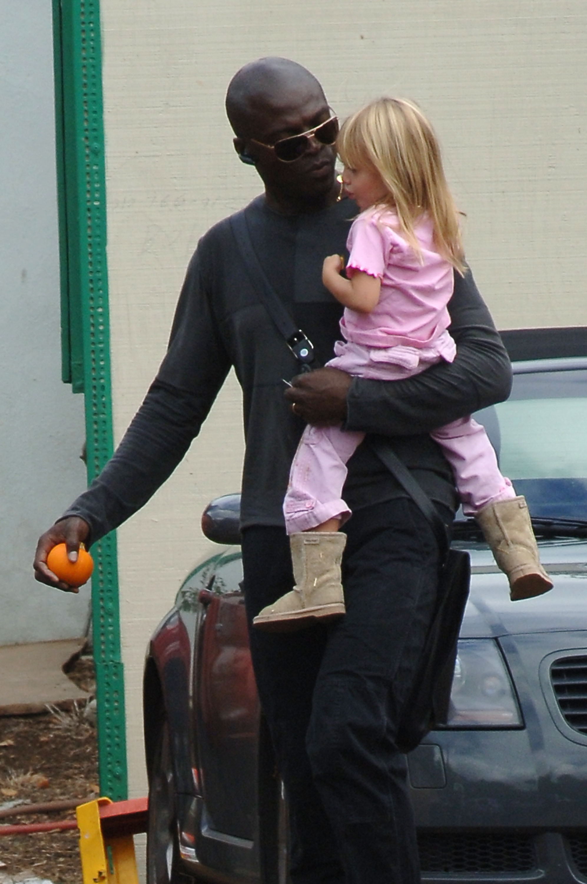 Seal y su hija Leni el 13 de octubre de 2007 en Los Ángeles, California | Fuente: Getty Images