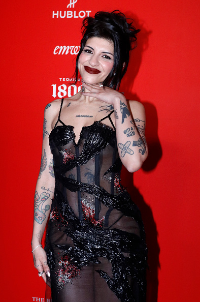 Cazzu posa para una fotografía en la alfombra roja de “El Hombre del Año 2025” de la revista GQ, en el Antiguo Hotel Reforma, el 1 de noviembre de 2025 en Ciudad de México, México | Fuente: Getty Images