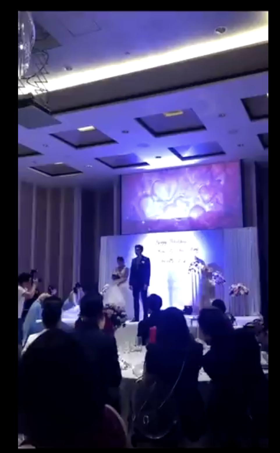 Los recién casados aparecen juntos en el escenario. | Foto: twitter.com/TuanConCom1