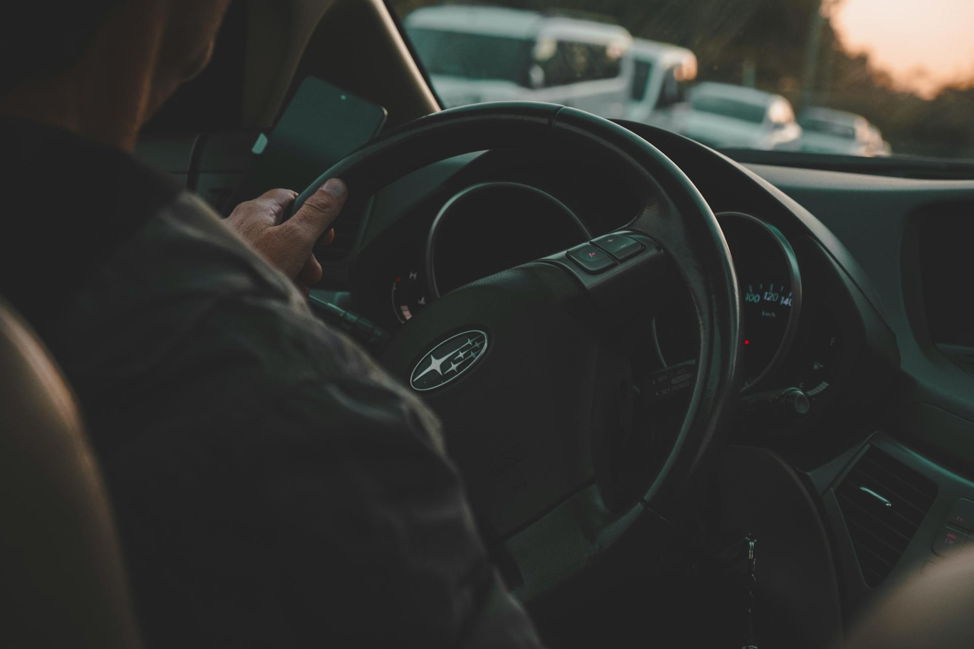 Un hombre conduciendo un automóvil | Fuente: Pexels