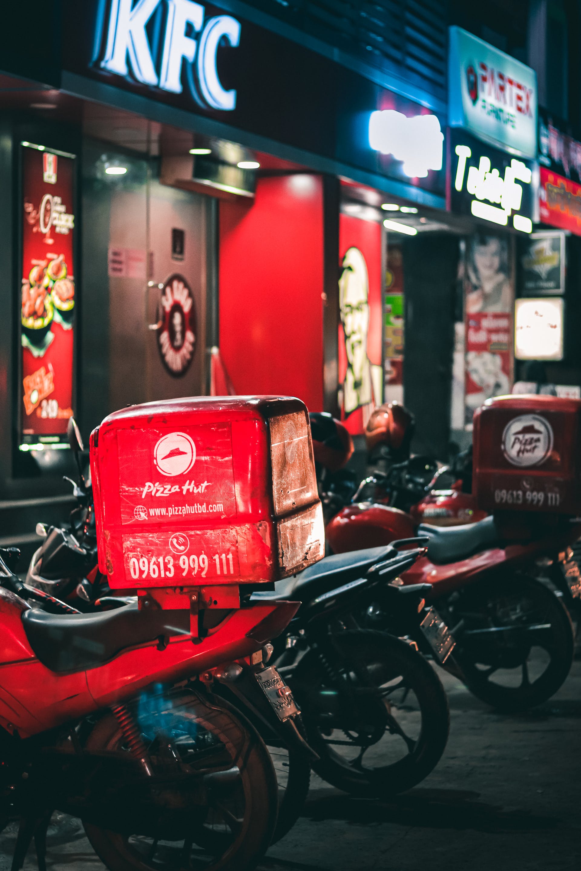 Bicicletas aparcadas fuera de restaurantes de comida rápida | Fuente: Pexels