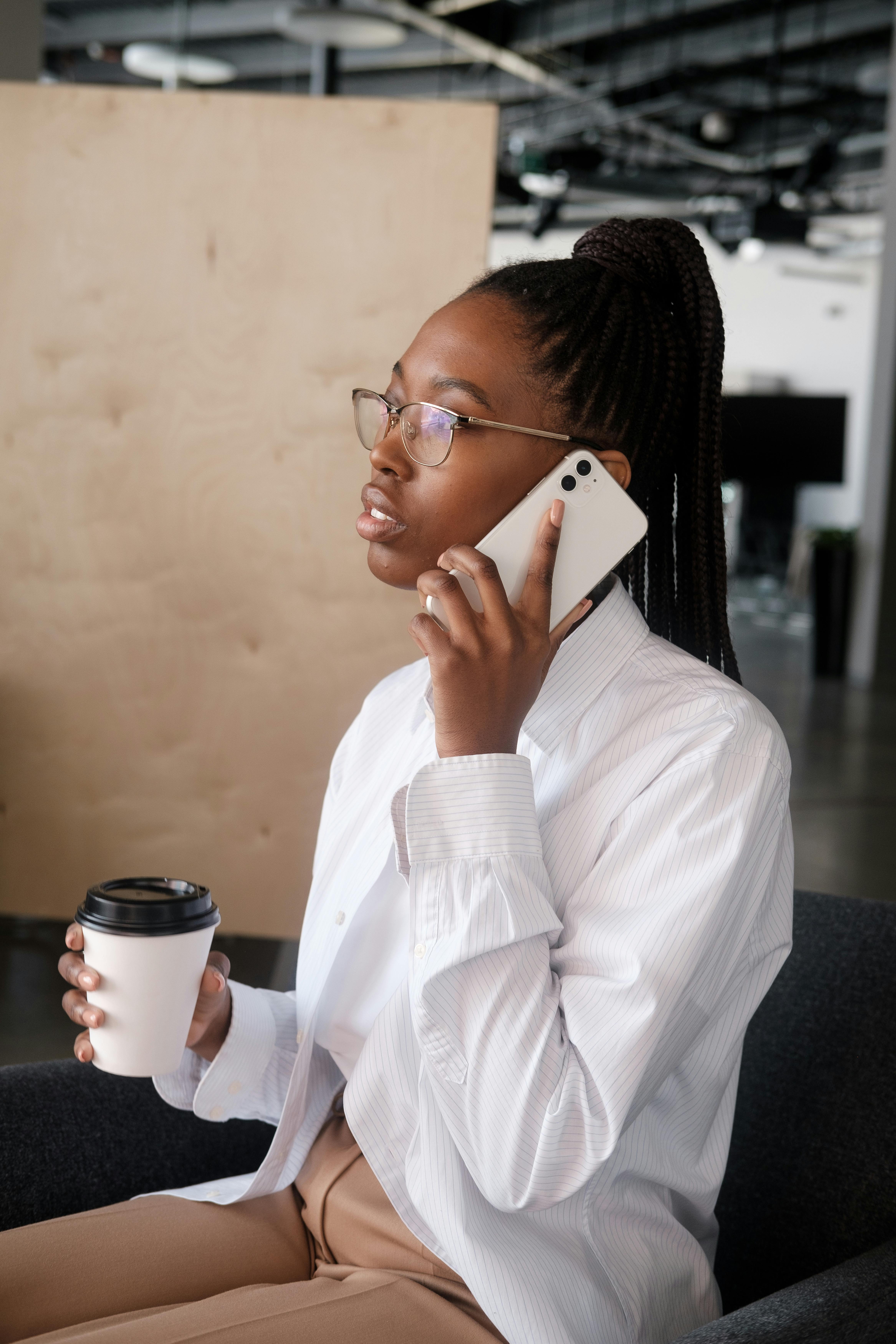 Una mujer en una llamada telefónica | Fuente: Pexels