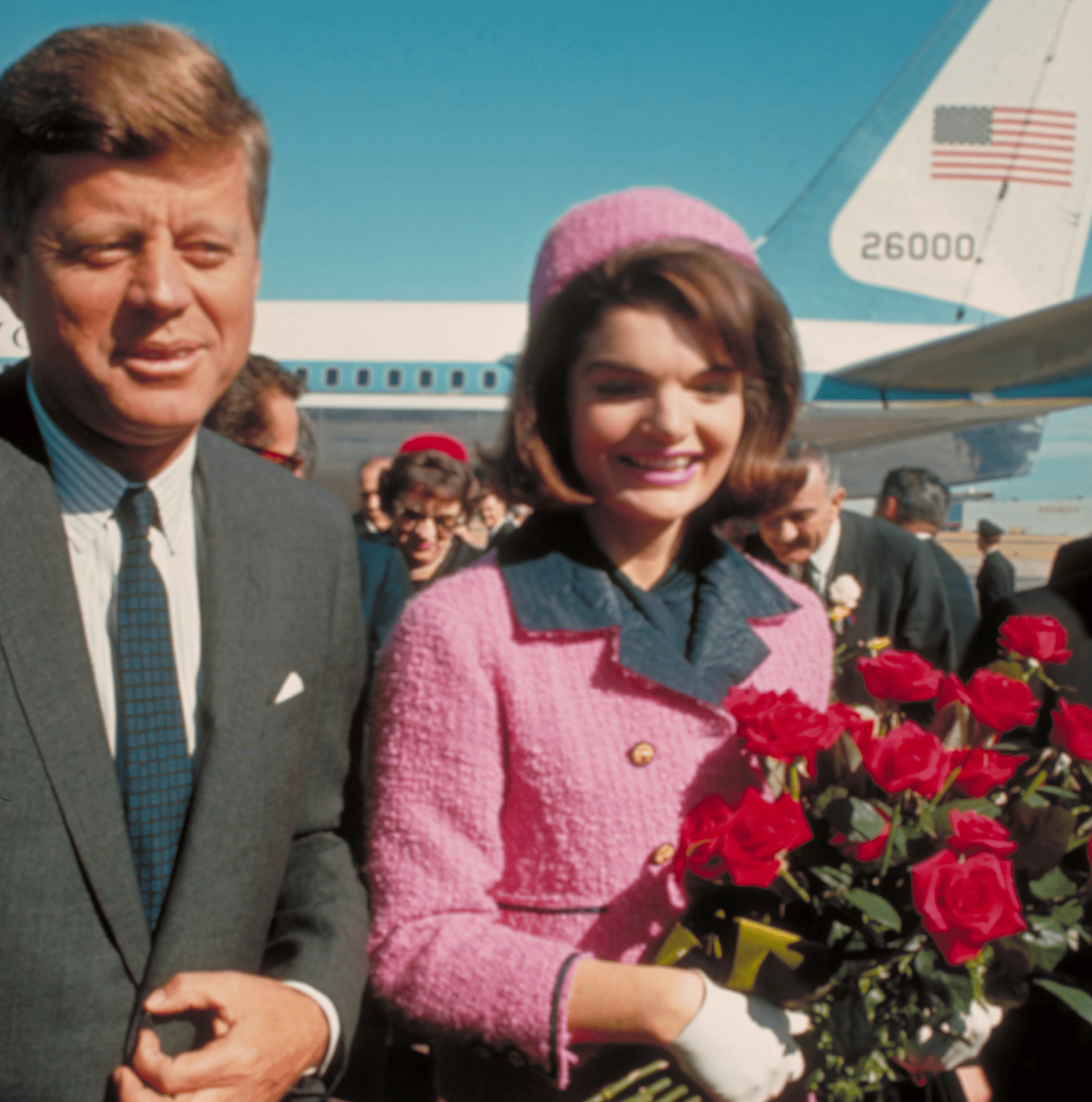 John F. Kennedy y Jackie con un ramo de rosas, justo después de su llegada al aeropuerto en Dallas. | Foto: Getty Images