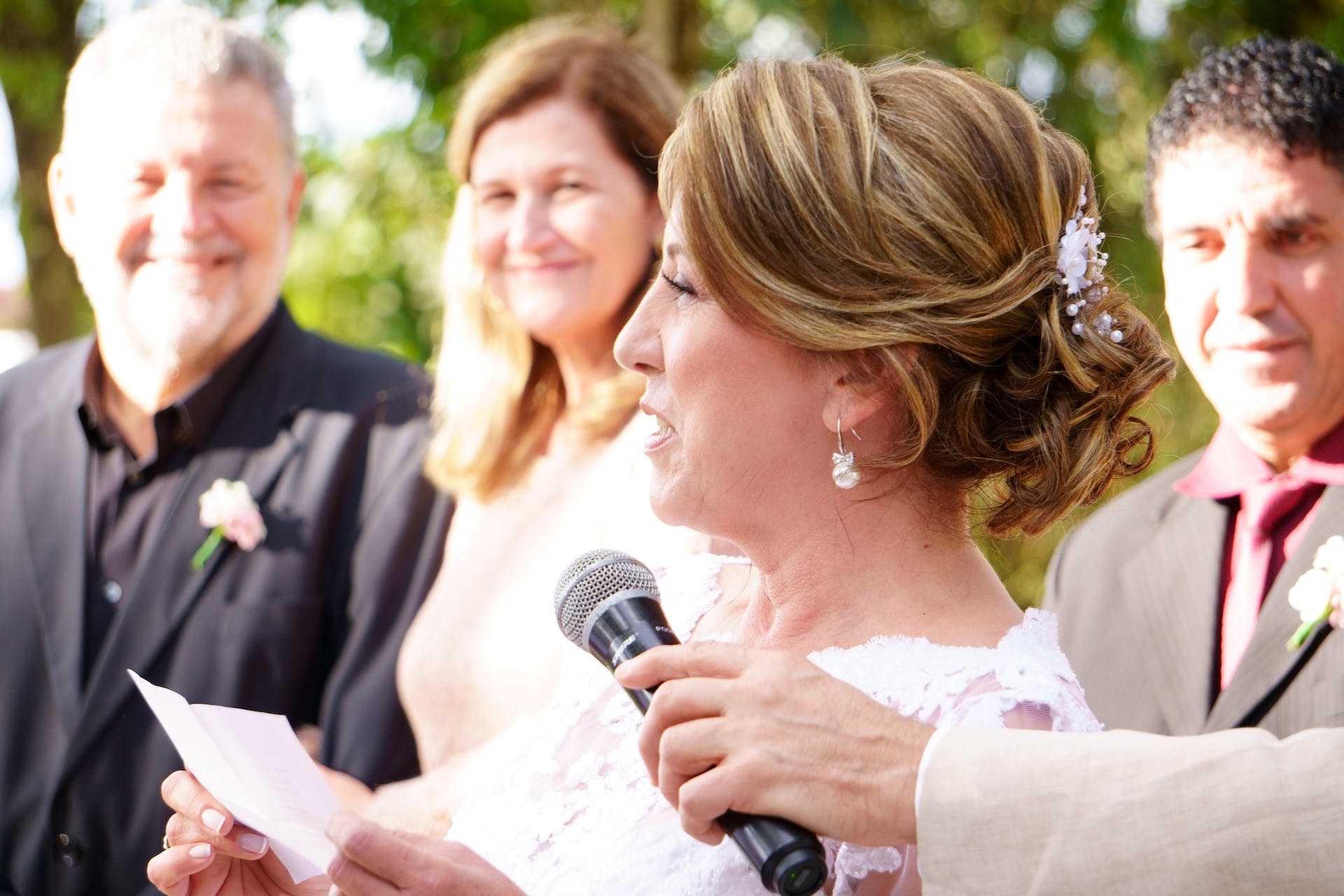 Una mujer dando un discurso en una boda | Fuente: Pexels