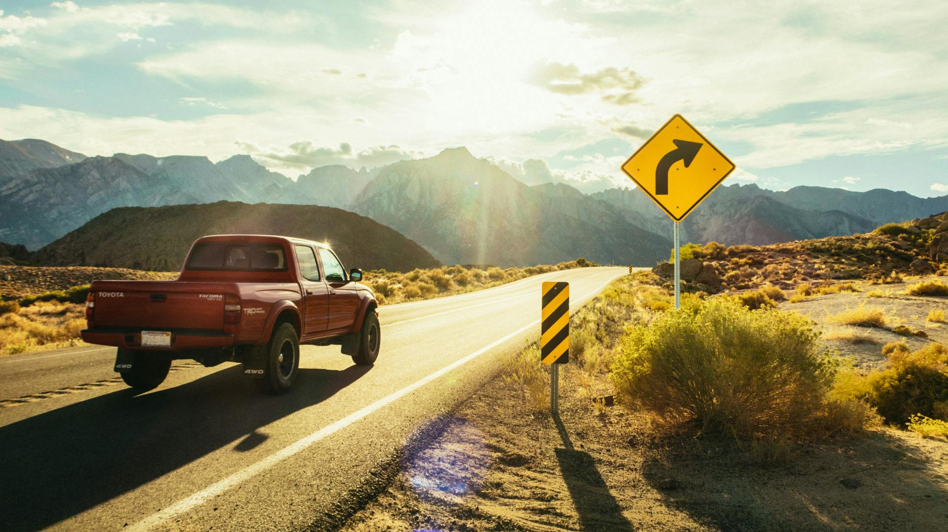 Una mini camioneta en la carretera | Fuente: Pexels