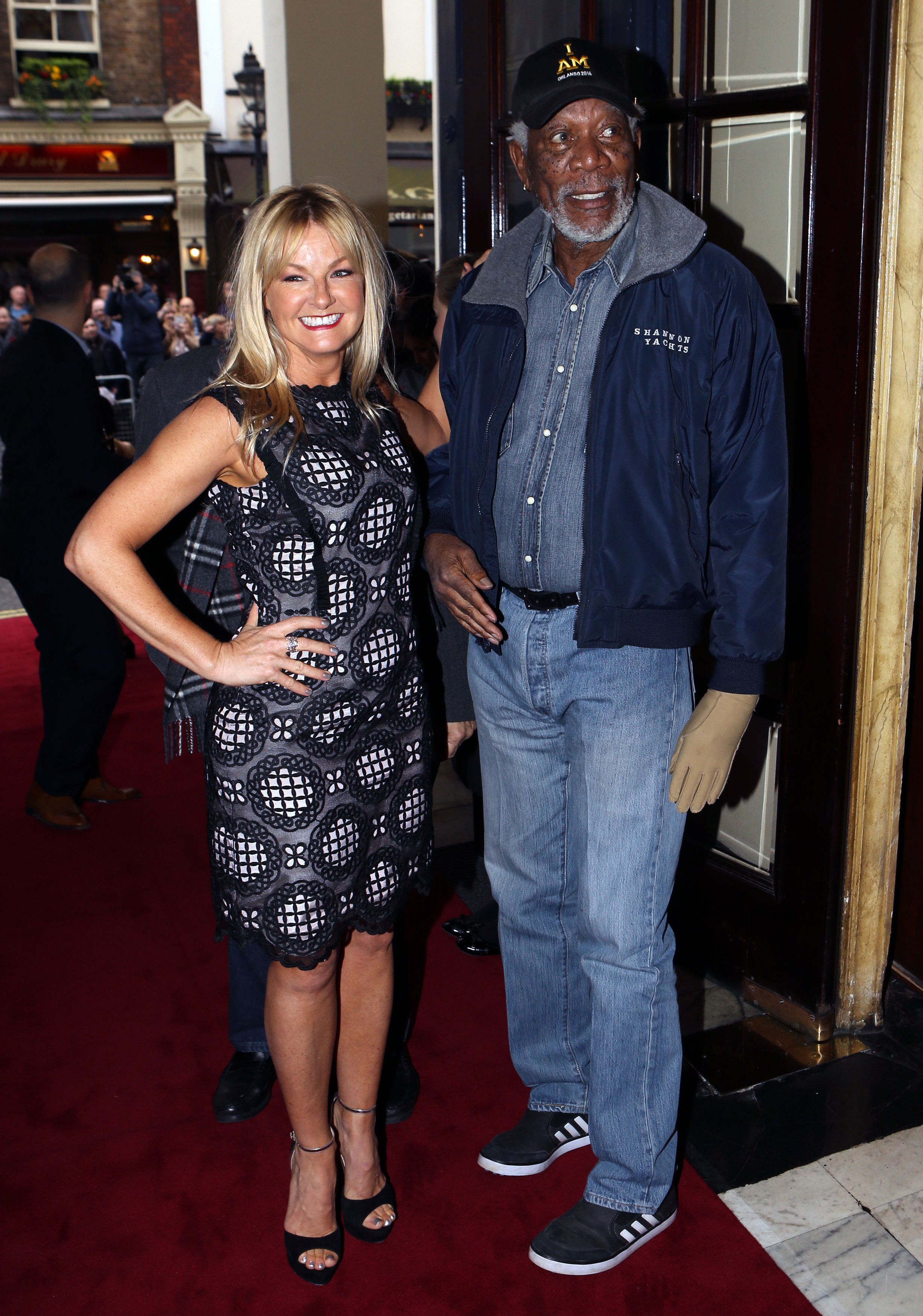 Sarah Hadland y Morgan Freeman en el Theatre Royal, Drury Lane, Londres, el 4 de abril de 2017 | Fuente: Getty Images