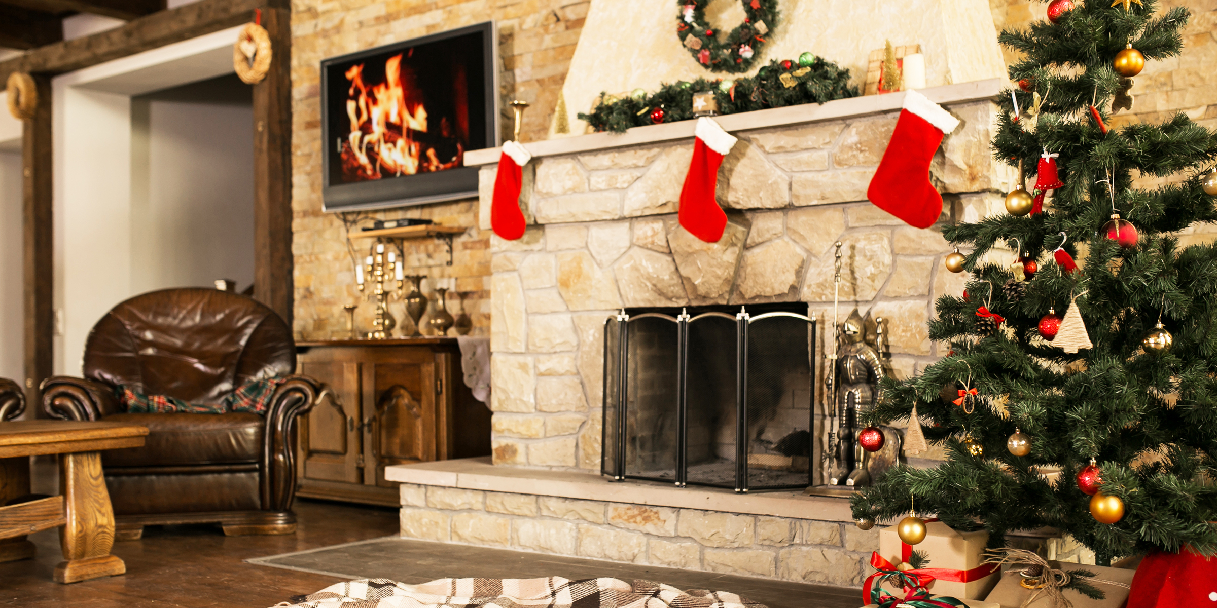 Un árbol de Navidad junto a la chimenea | Fuente: Shutterstock